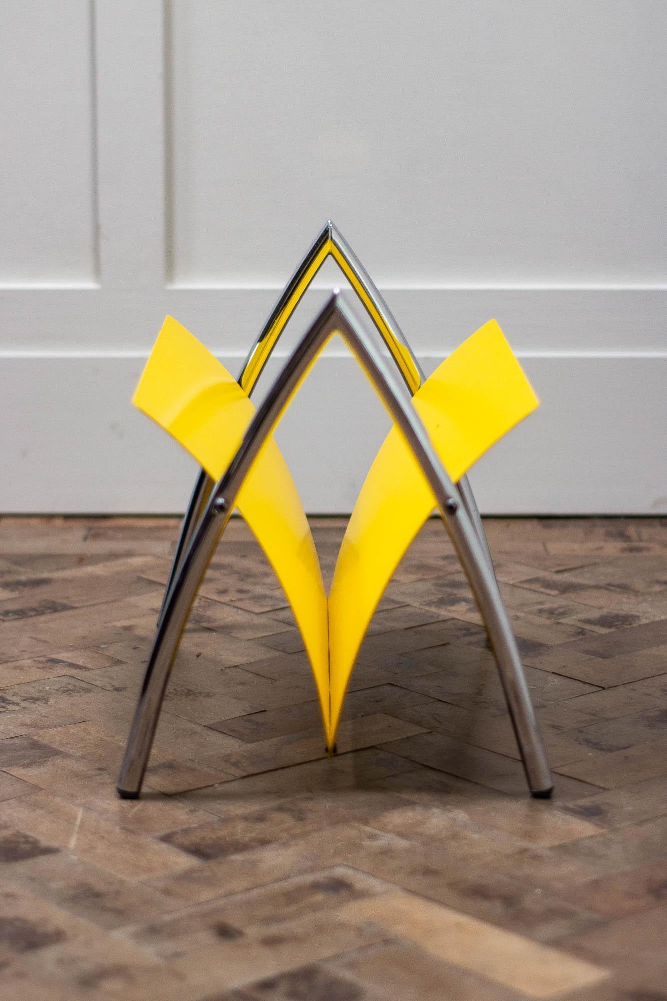 French magazine rack dating from the 1970's. The frame is chromed tubular steel, with plastic feet.

The magazines sit in two leaves of lacquered curved steel. Bolted together to create the space for the magazines. 

Height 37cm
Width
