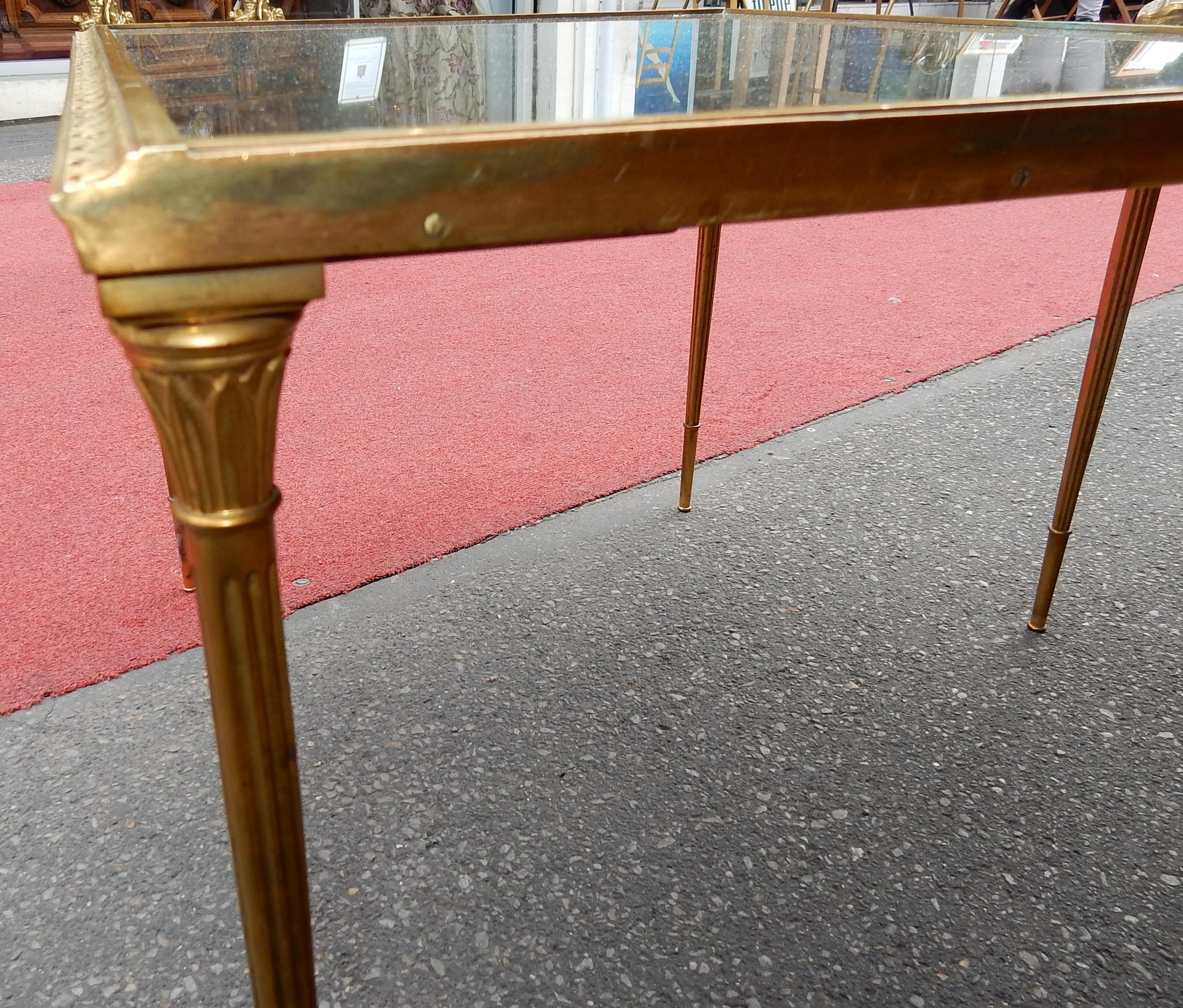 1970s Maison Charles golden brass tripartite table, with oxyded mirror trays, Louis XVI the corrugated feet finished by palm trees canopies, frieze decorated with acanthus leaves. All are screwed. Good condition.

Measures: Middle table width 60