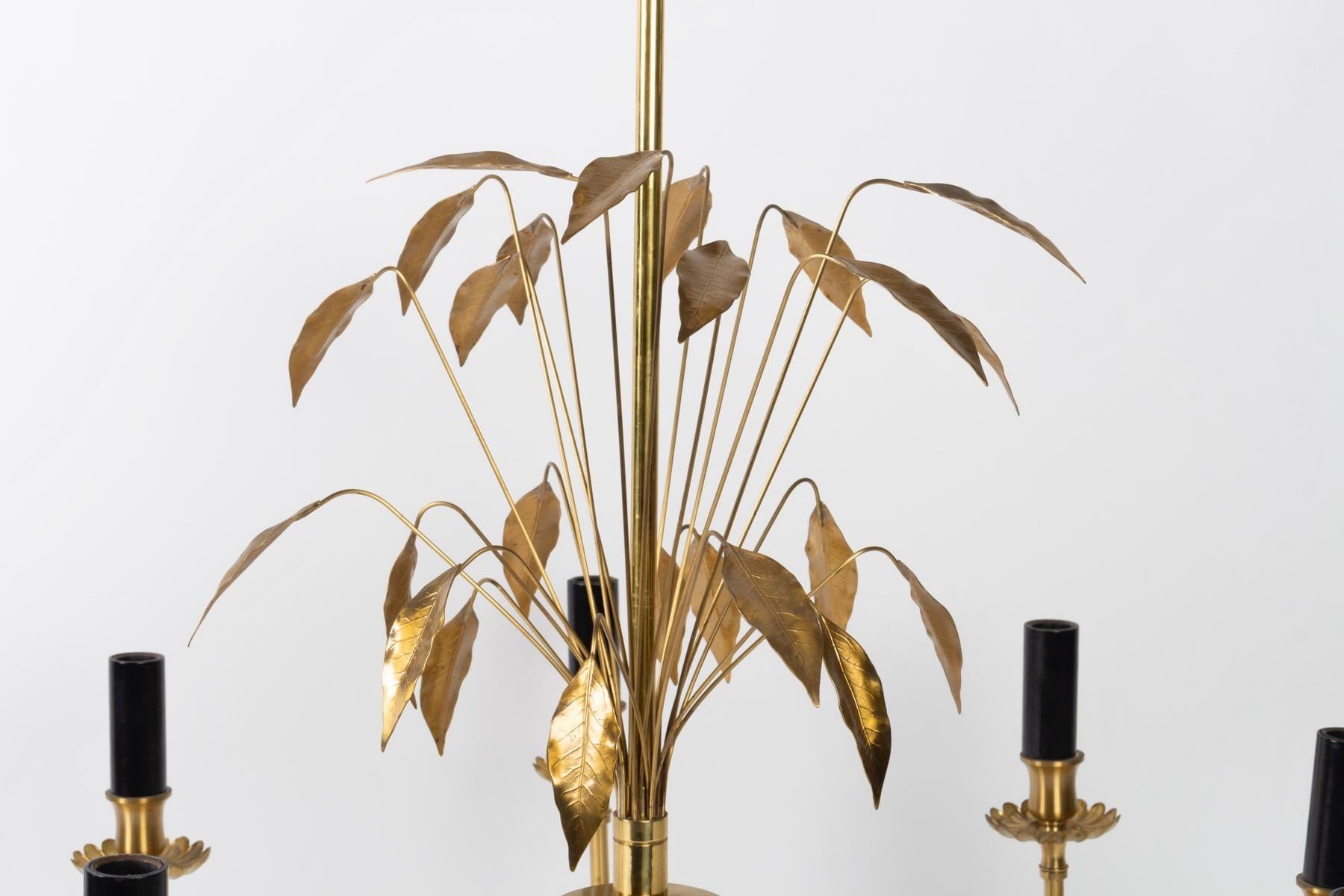 This elegant chandelier, all made of brass, features 8 lighted arms. It is adorned in his upper part by a bouquet of laurel leaves thoroughly drawn. Fancy work of the Maison Charles designed and produced in the 1970s.
In perfect condition.
   