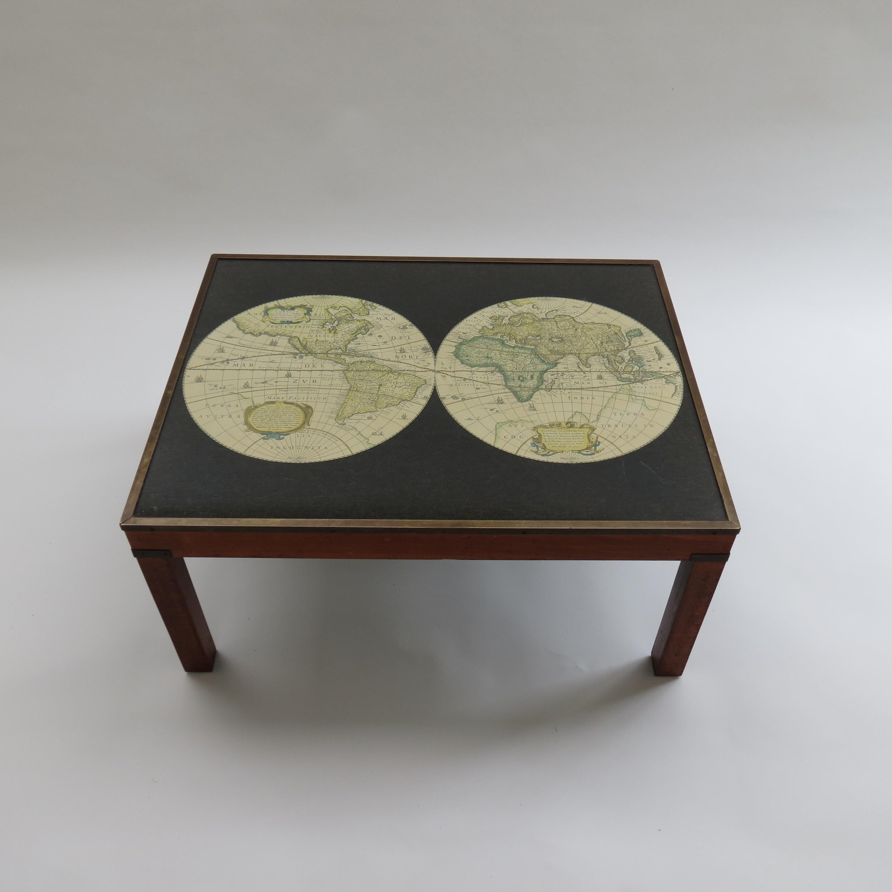 Merveilleuse table basse de style Campaigner de la Maison Jansen, France. Elle date des années 1970. Pieds en Beeche avec insertion d'une jolie carte détaillée sur le plateau de la table, recouvert d'un plateau en acrylique.  Les pieds et les bords