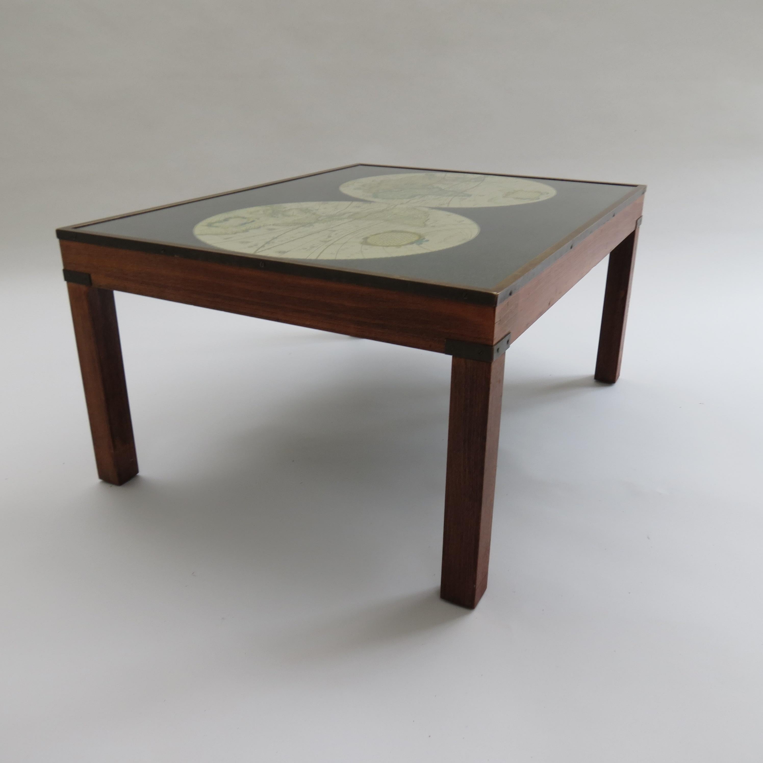 Fait à la machine 1970 Maison Jansen Table basse de style Campaigner World Atlas Map en vente