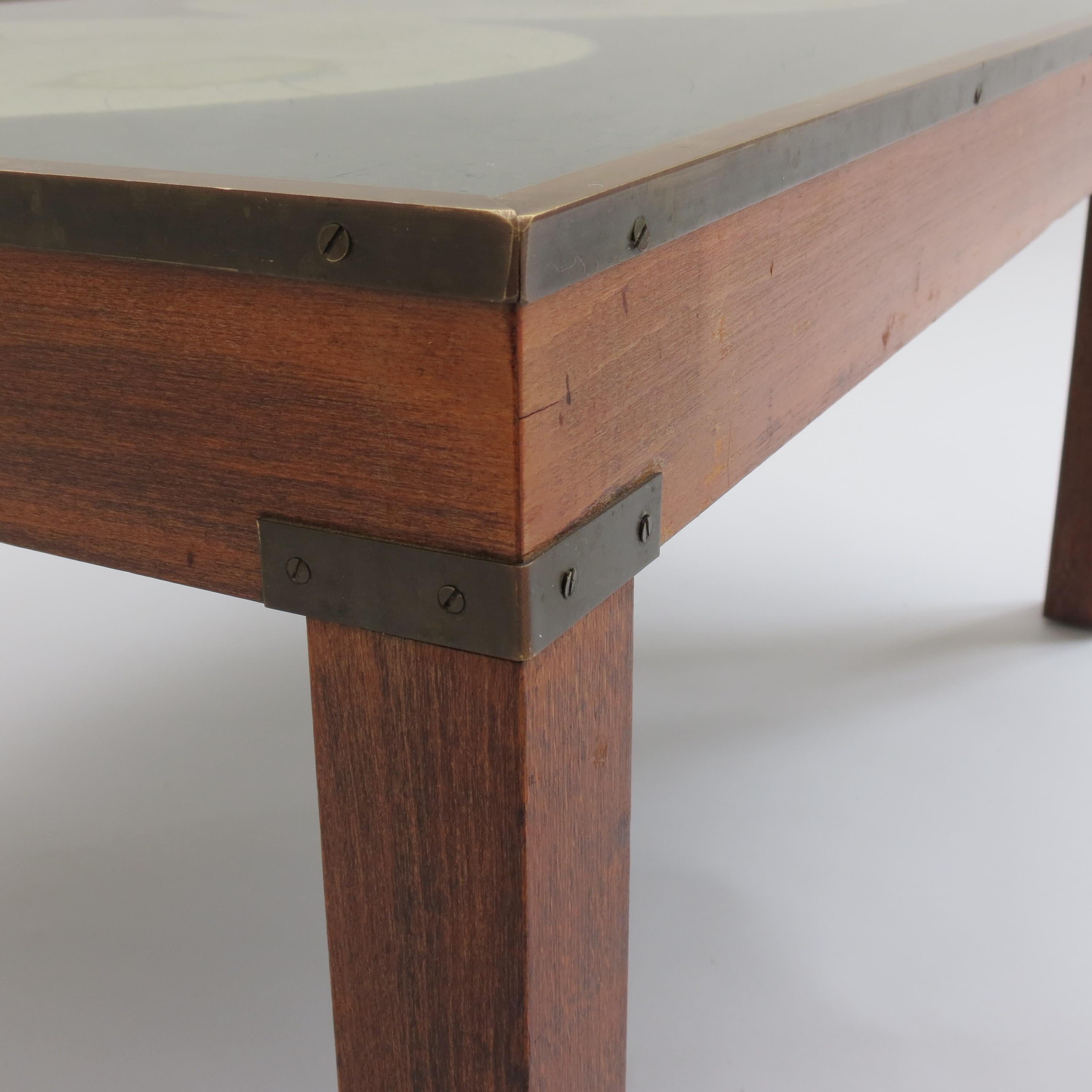 1970 Maison Jansen Table basse de style Campaigner World Atlas Map Bon état - En vente à Stow on the Wold, GB