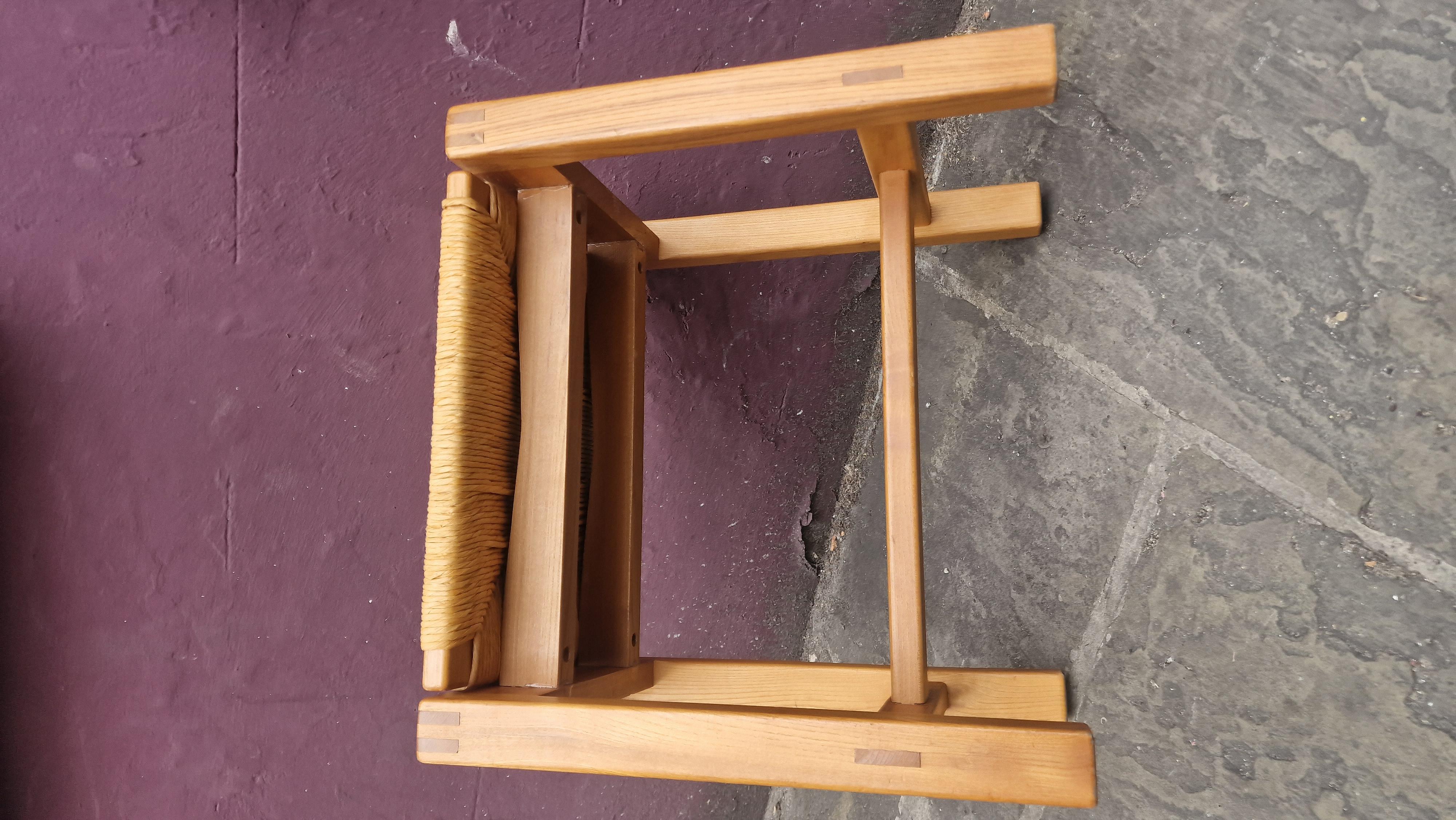 Hervorragender Hocker aus massiver Esche und Stroh, hergestellt von Maison Regain in den 1970er Jahren. Er ist in ausgezeichnetem Zustand und seine prächtigen sichtbaren Fugen verleihen ihm eine ganz besondere Eleganz. Eine große 