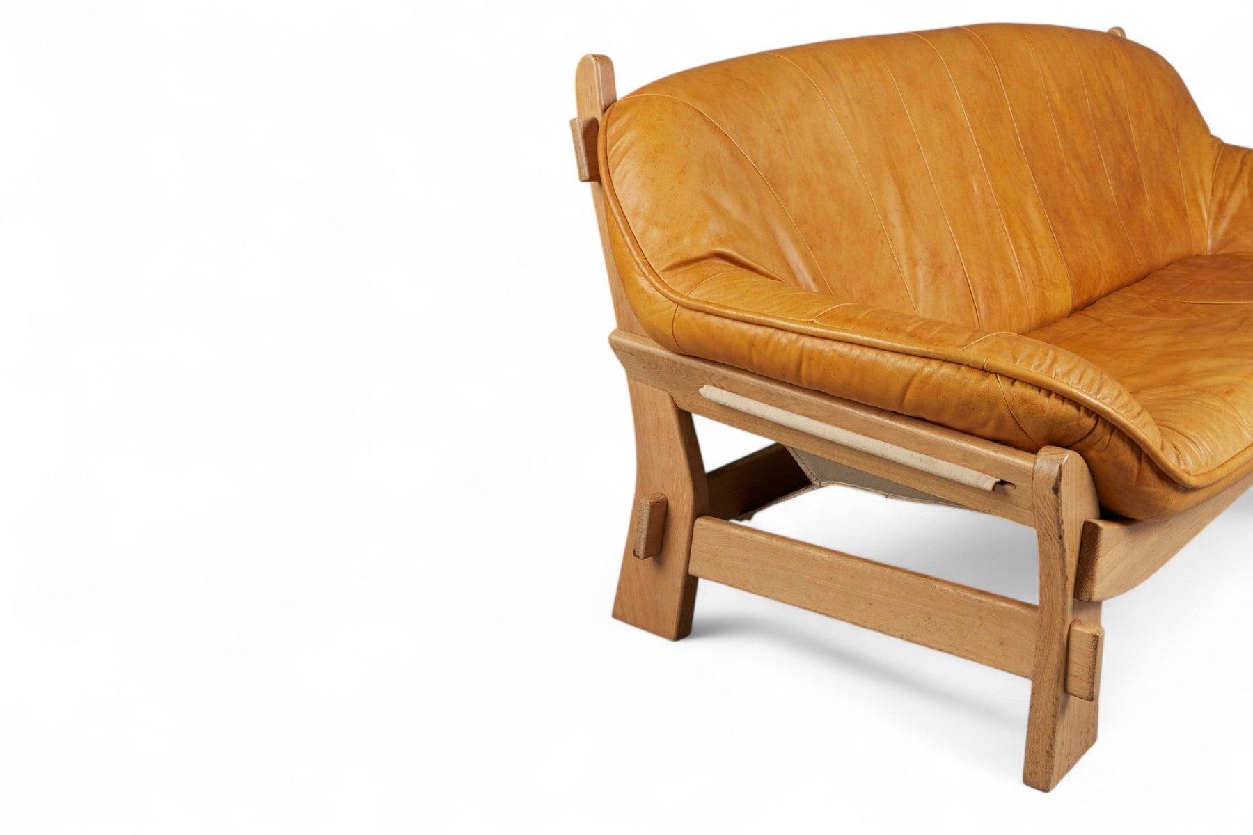 Herkunft: Frankreich
Designer: Maison Regain
Hersteller: Maison Regain
Epoche: 1970
MATERIALIEN: Leder, Eiche
Abmessungen: 78,75″ breit x 34″ tief x 32,75″ hoch; Sitzhöhe 16