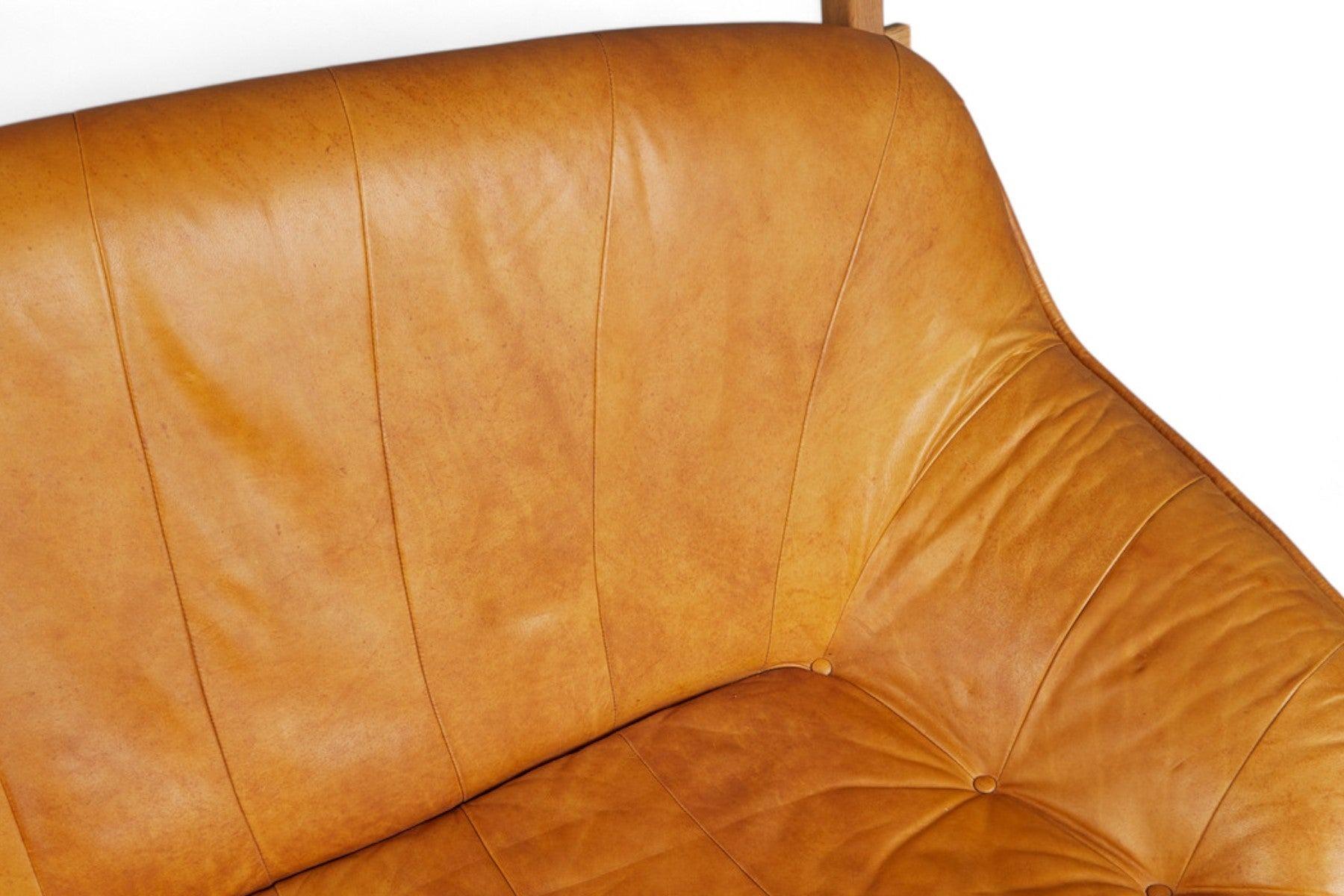 1970er Maison Regain Dreisitziges Sofa aus cognacfarbenem Leder (Französisch) im Angebot