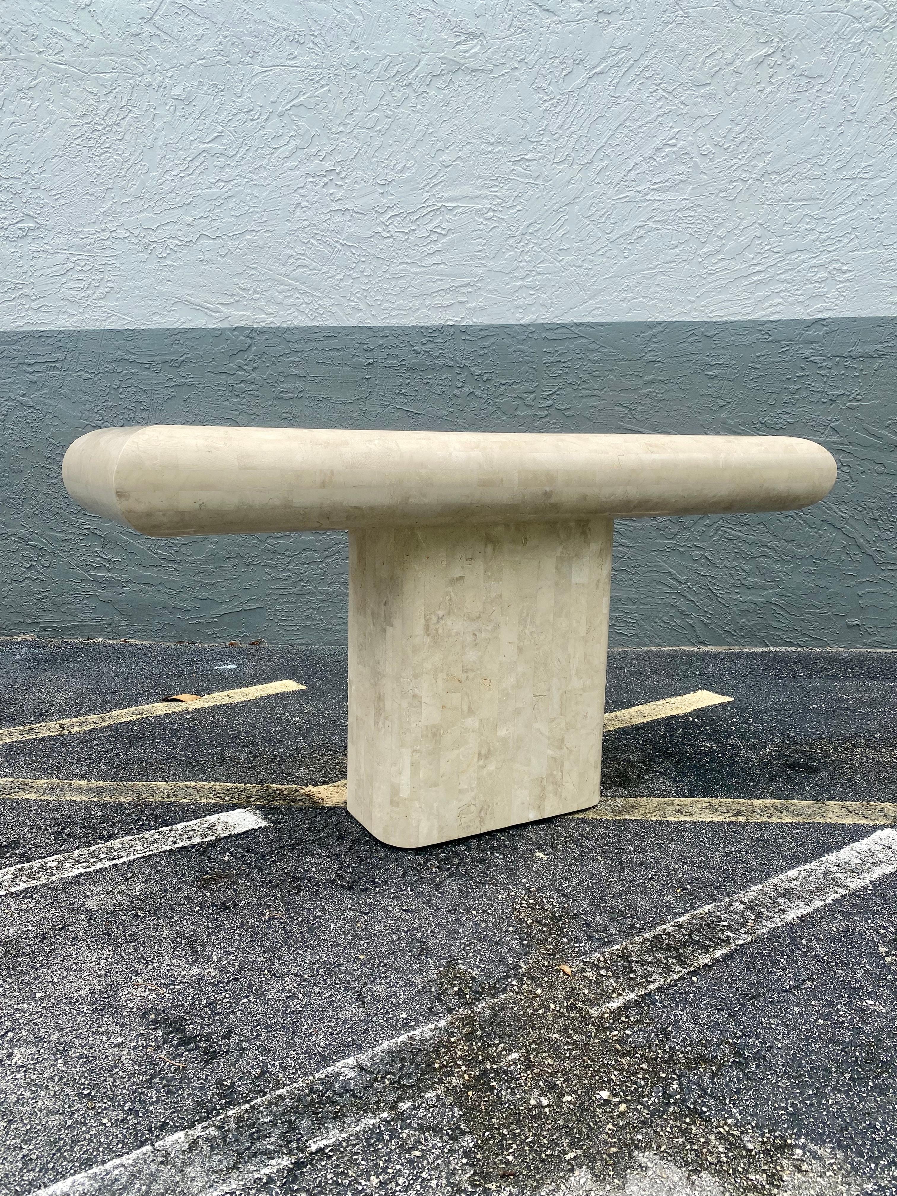1970s tessellated Travertine Stone Console Pedestal Table by Maitland Smith In Good Condition For Sale In Fort Lauderdale, FL