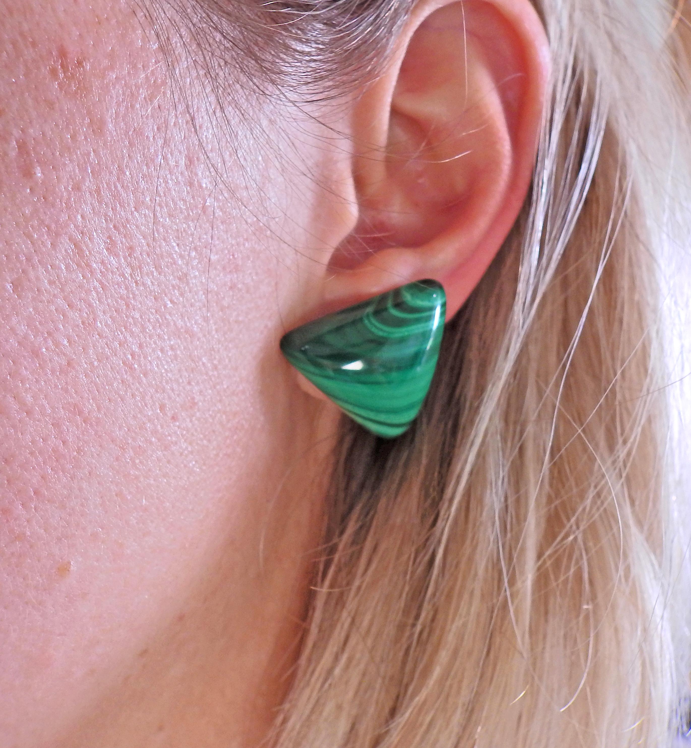 1970s Malachite Gold Triangle Earrings In Excellent Condition For Sale In New York, NY