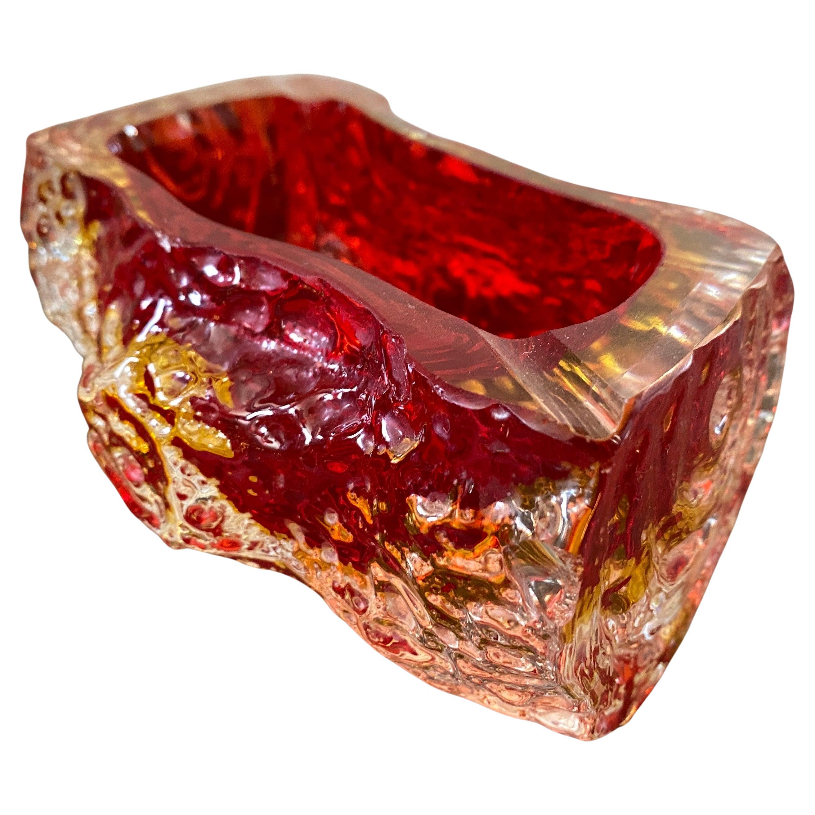 Eine rote Sommerso-Murano-Glasschale, entworfen und hergestellt in Venedig in den siebziger Jahren von Mandruzzato. Es ist in schönem Zustand, wahrscheinlich nie als Aschenbecher benutzt. Dieser modernistische Aschenbecher, der in den 1970er Jahren