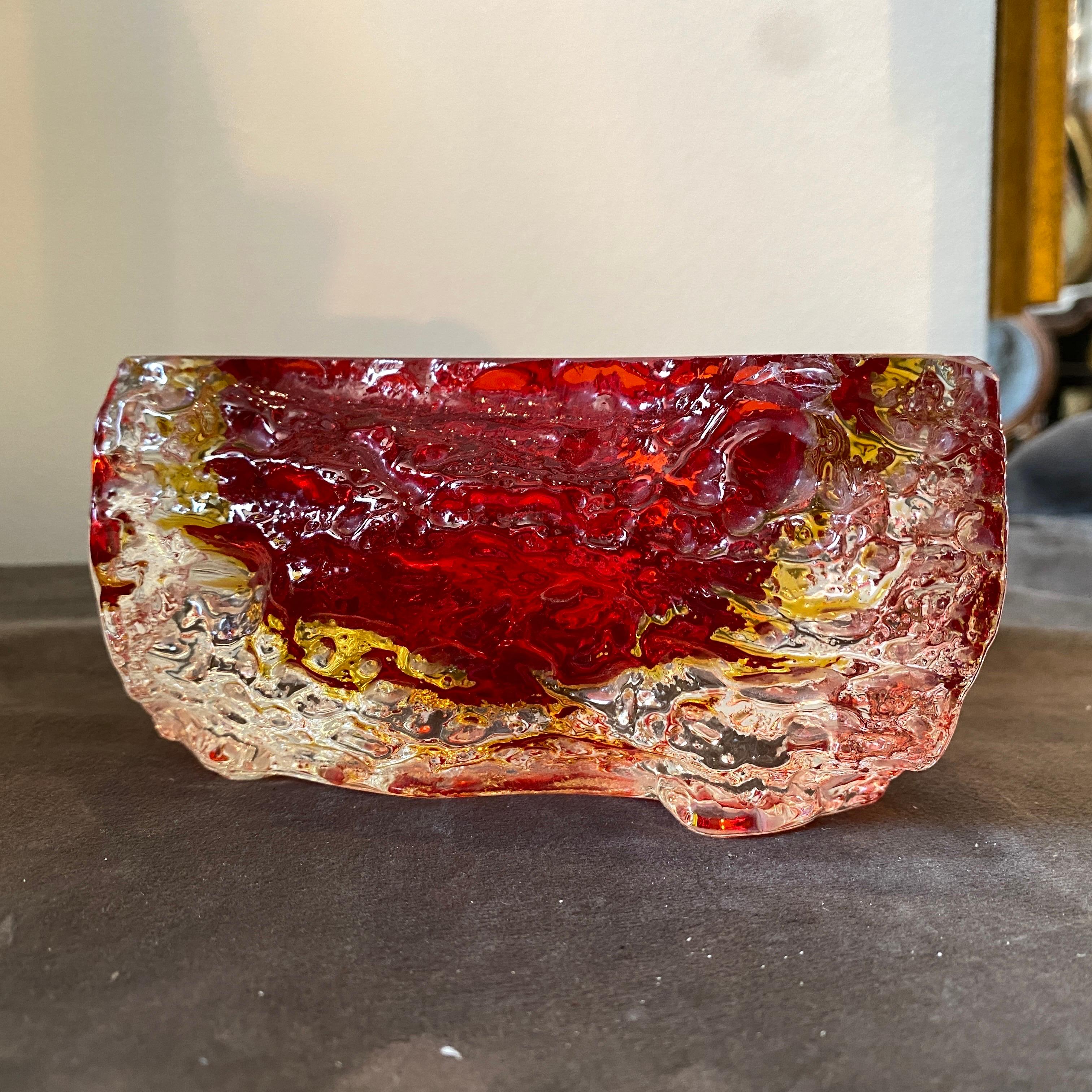 1970er Mandruzzato Modernist Rot Sommerso Murano Glas Aschenbecher (Italienisch) im Angebot