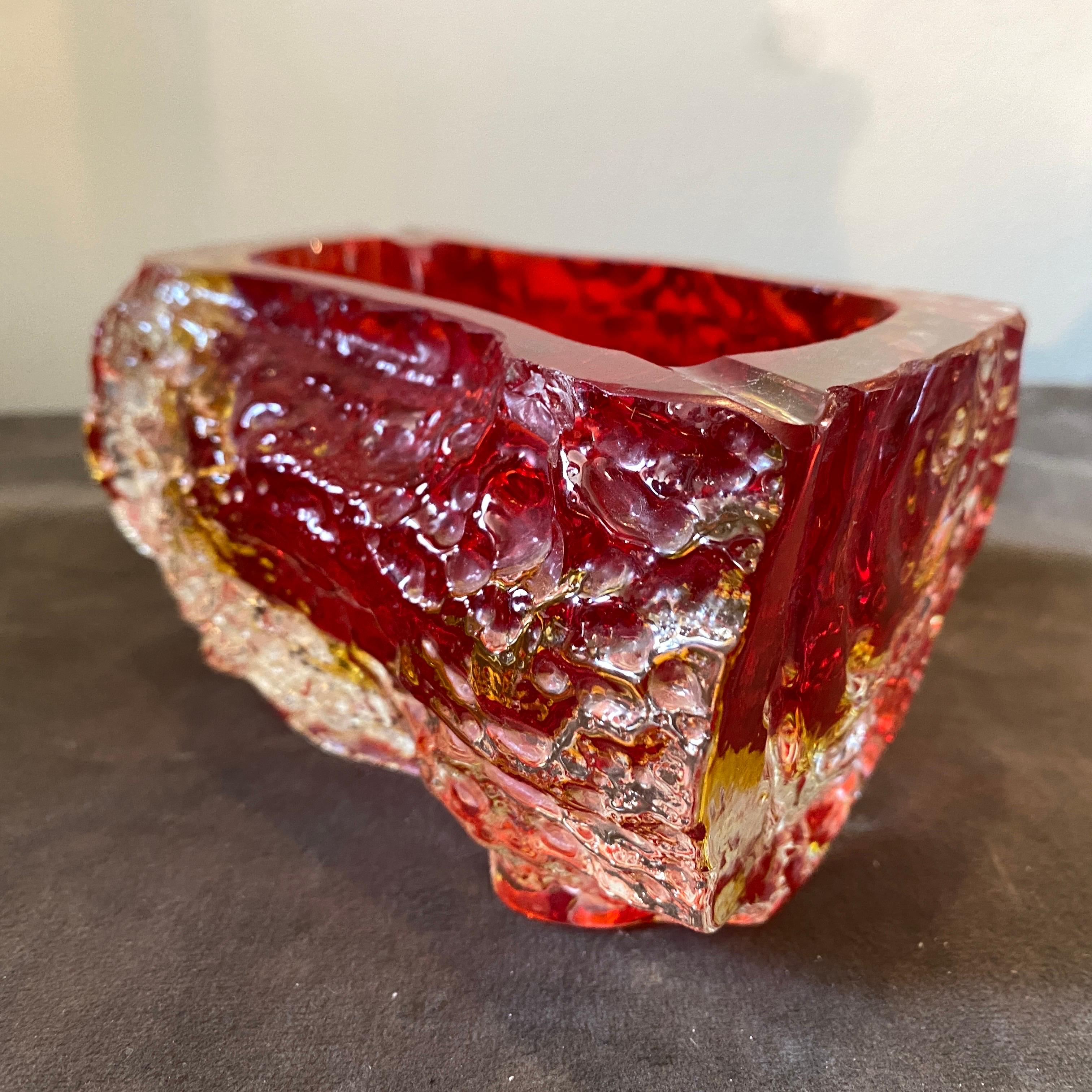 1970er Mandruzzato Modernist Rot Sommerso Murano Glas Aschenbecher (Handgefertigt) im Angebot