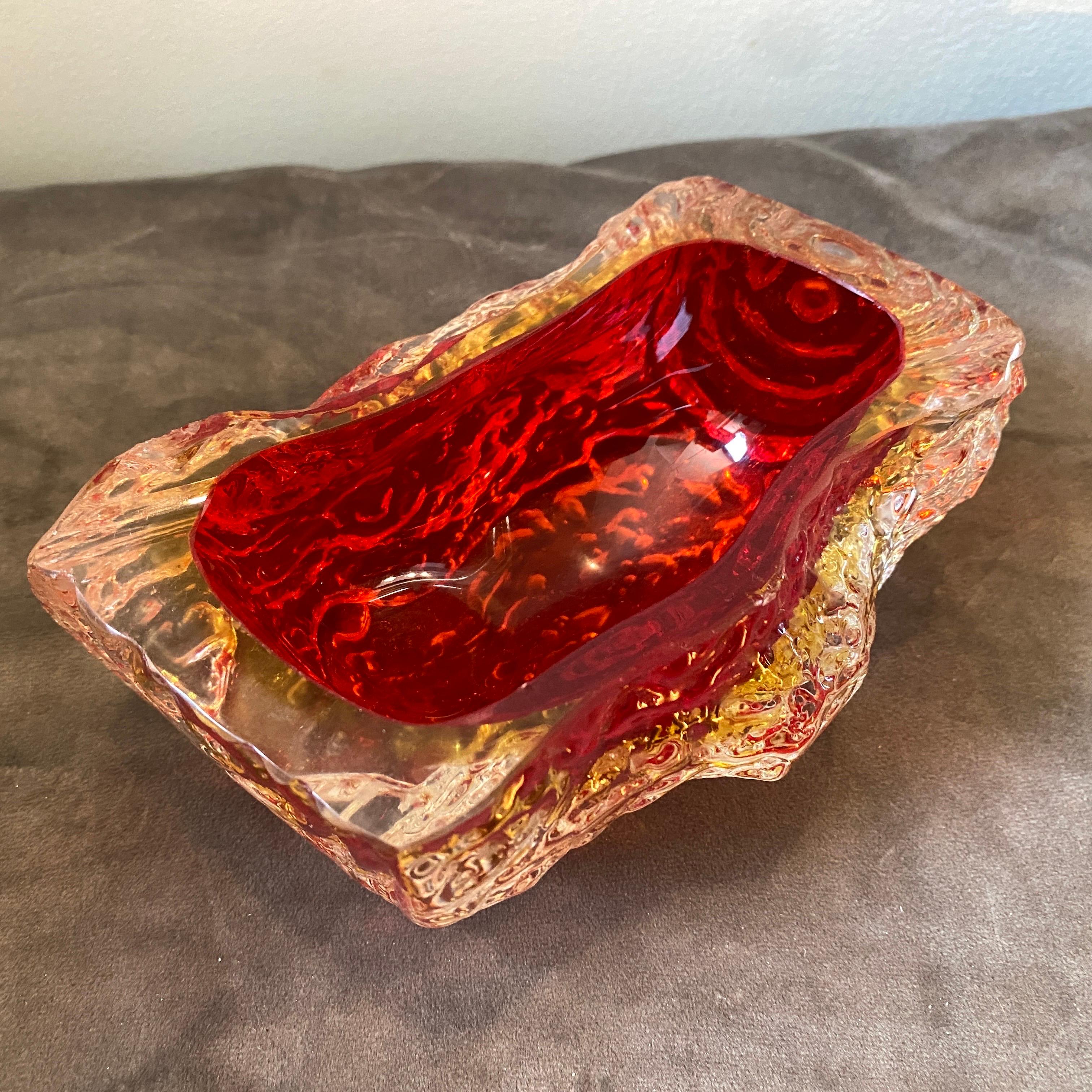 Verre de Murano Cendrier moderniste rouge Sommerso de Murano Mandruzzato des années 1970 en vente