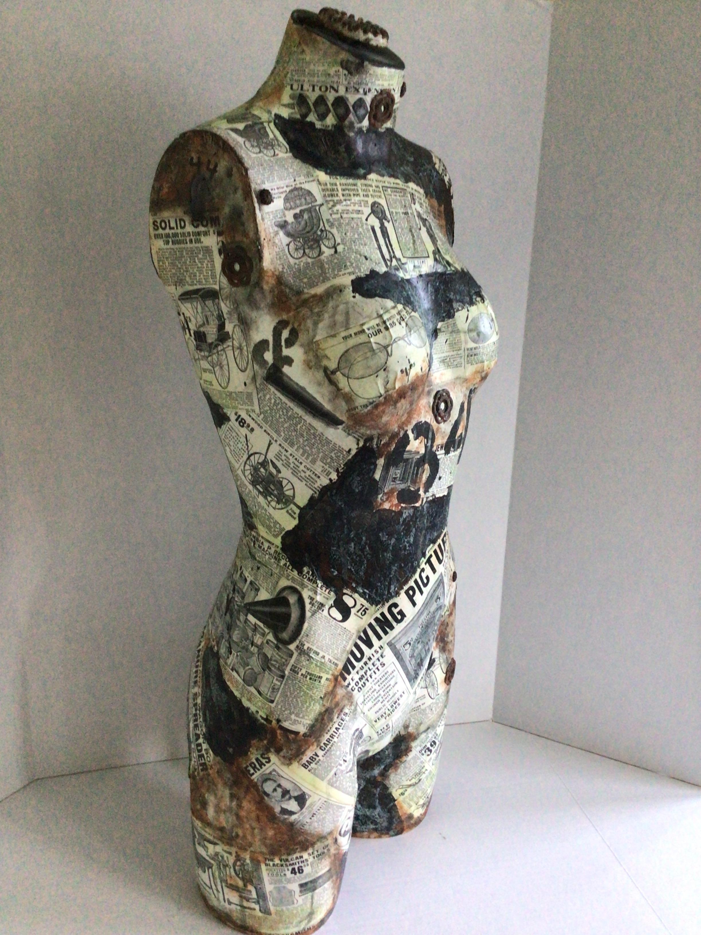 Torso di manichino artigianale degli anni '70 ricoperto di  ritagli di giornale e dipinti in stile antico
Numeri stampati o dipinti sopra
Questo pezzo scultoreo si adatta bene a una varietà di spazi interni, da quelli moderni contemporanei a quelli