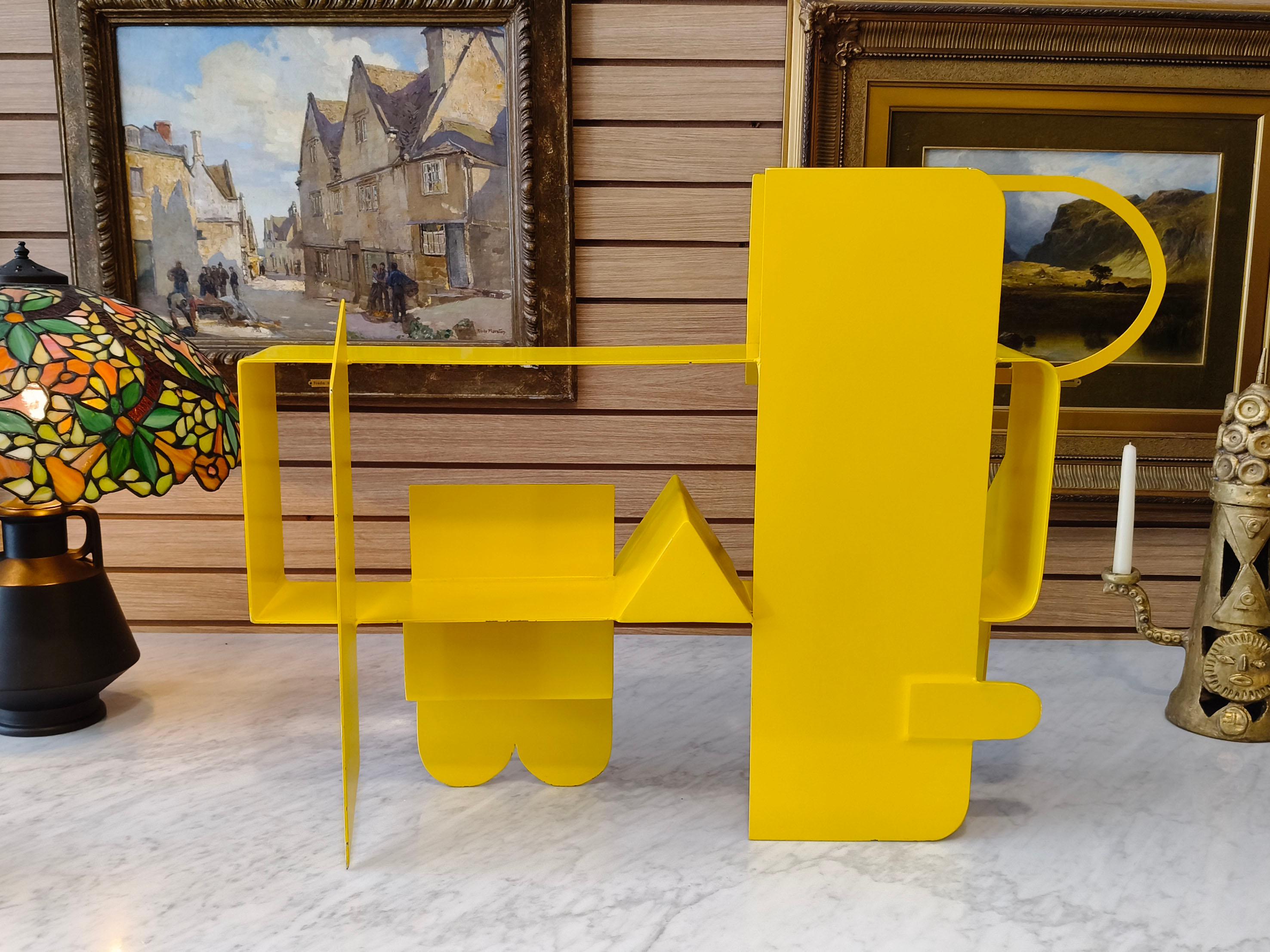 Rare sculpture géométrique en acier laqué des années 1970 de l'artiste pluridisciplinaire mexicain Manuel Felguérez. La sculpture en acier découpé et plié est une composition de différentes formes géométriques. La sculpture est signée sur un côté.