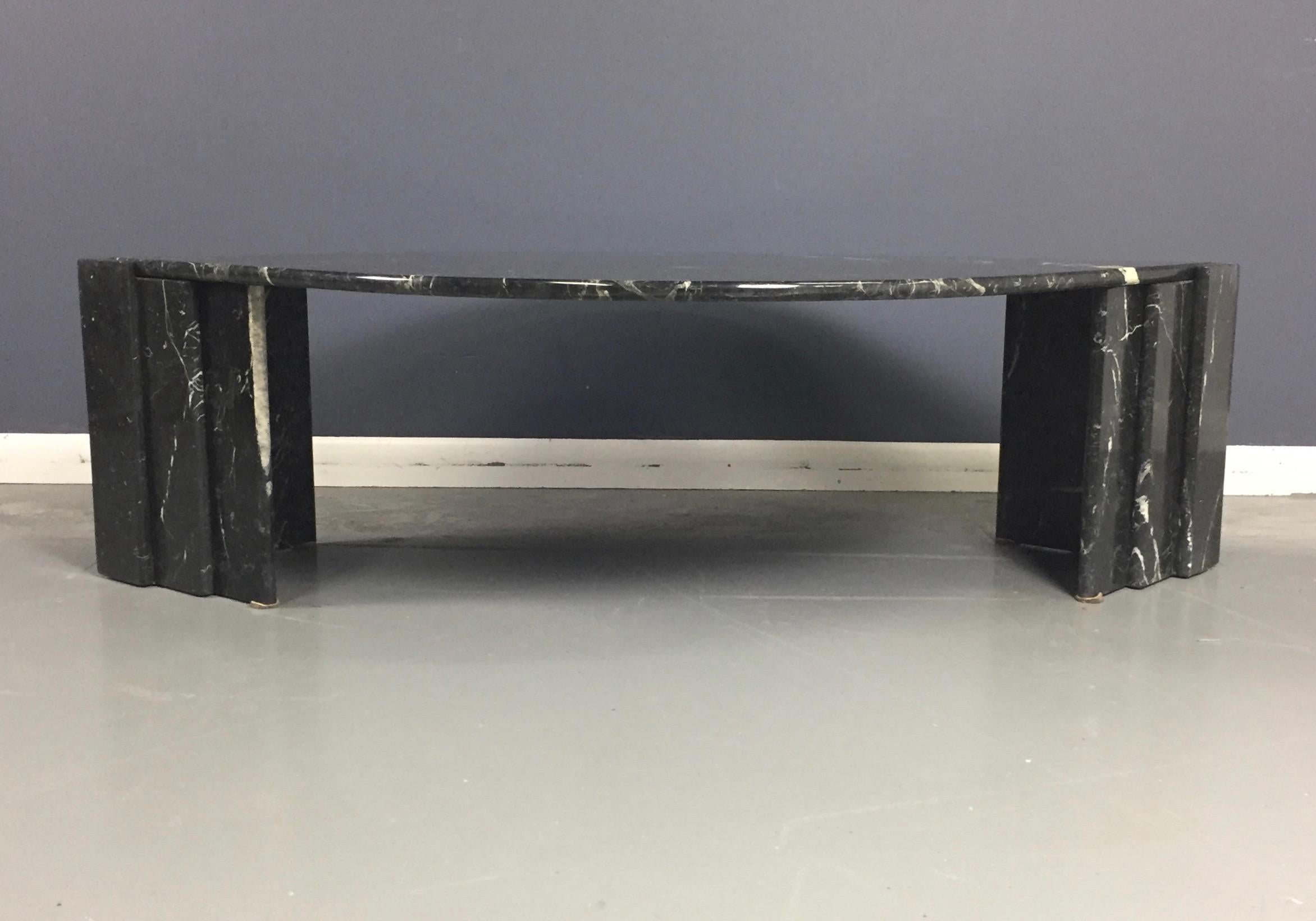 Mesa de mármol blanco y negro muy chula, fabricada en Italia en los años 70, con un tablero en forma de ojo sostenido por dos pedestales graduados en forma de triángulo.