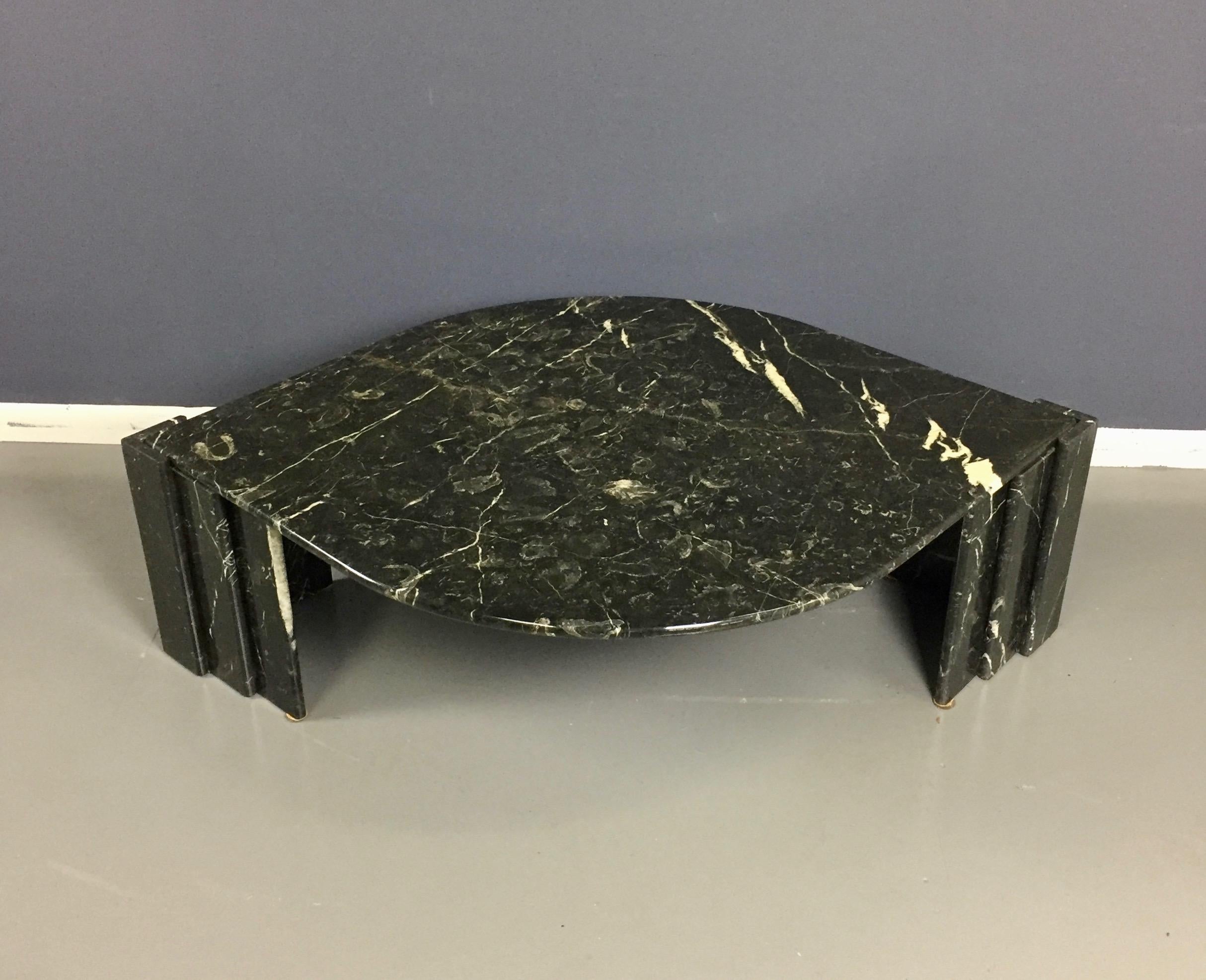 1970s Marble Black and White Cocktail Table Made in Italy Midcentury Moderno de mediados de siglo en venta