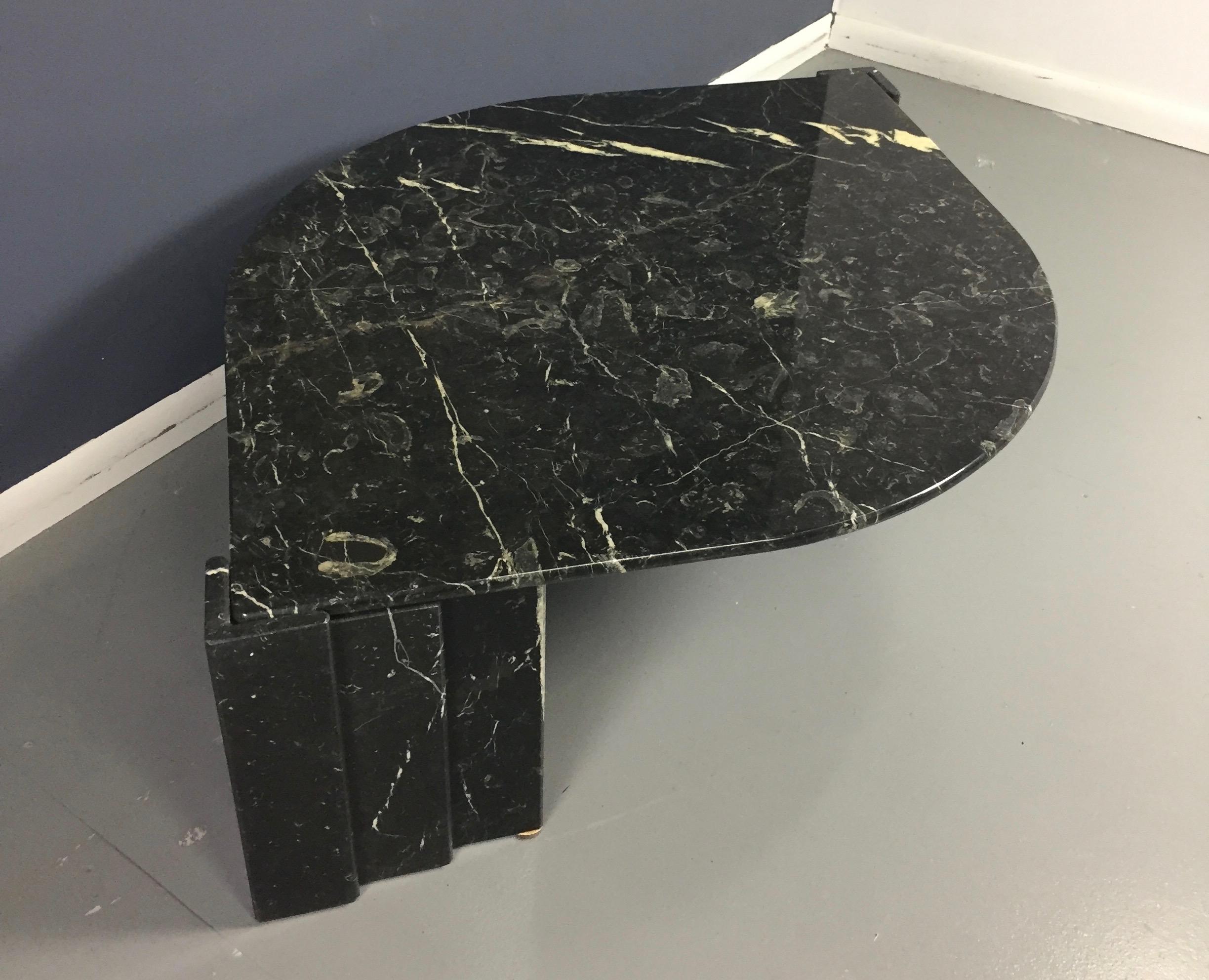 1970s Marble Black and White Cocktail Table Made in Italy Midcentury Italiano en venta