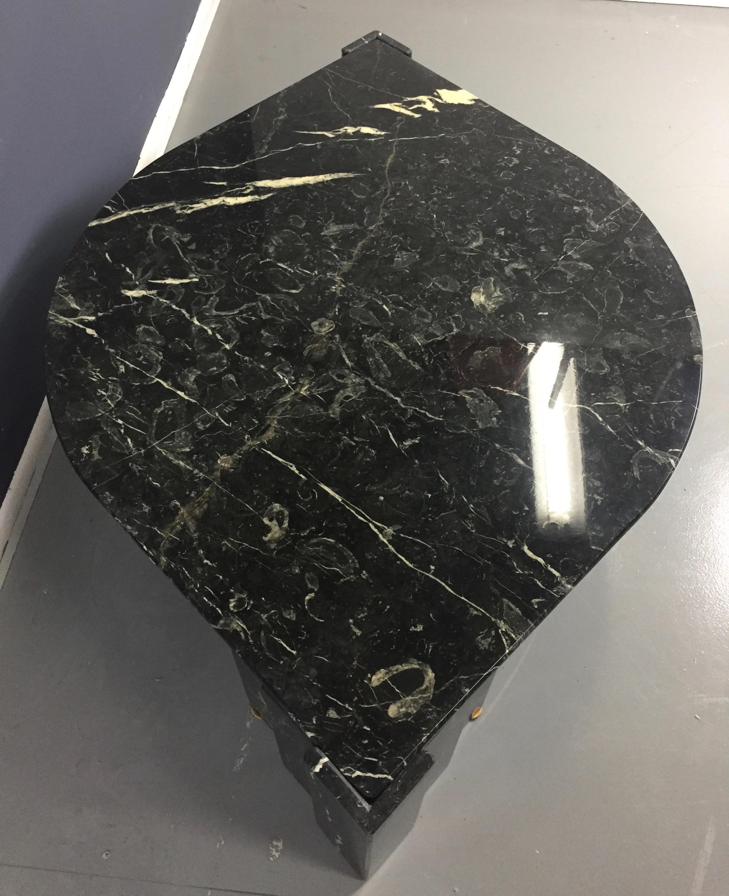 1970s Marble Black and White Cocktail Table Made in Italy Midcentury en Bueno estado para la venta en Philadelphia, PA