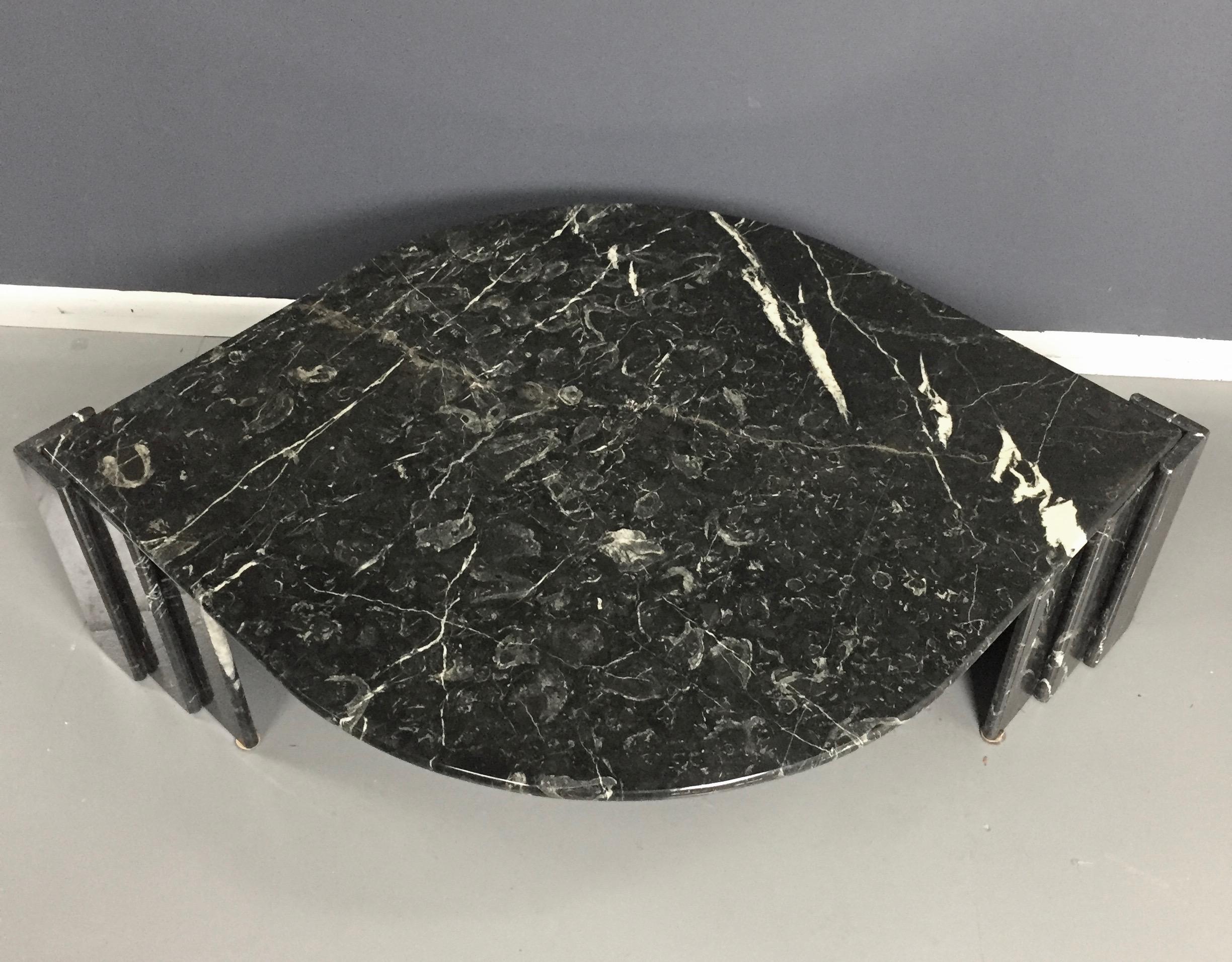1970s Marble Black and White Cocktail Table Made in Italy Midcentury siglo XX en venta