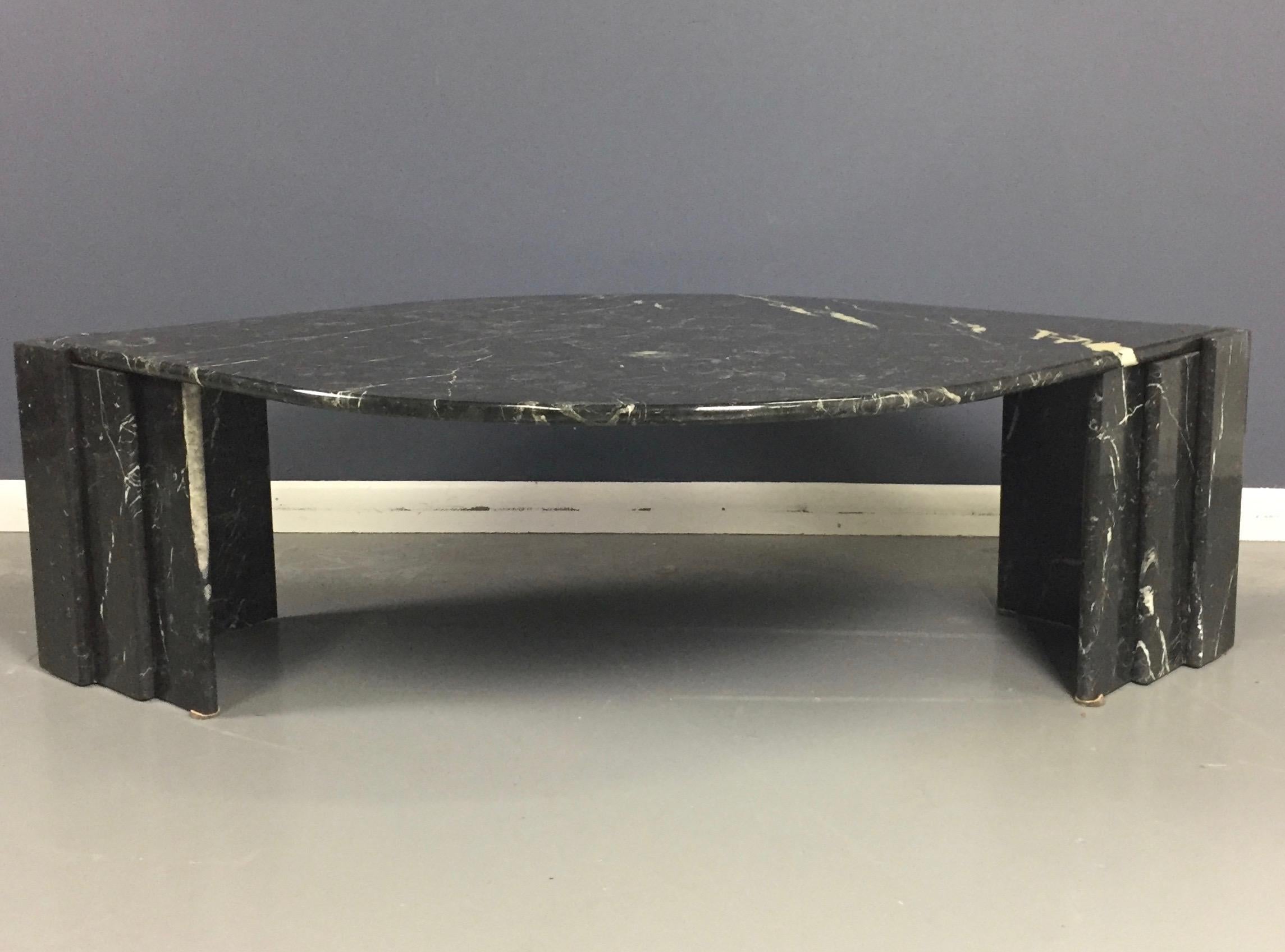 1970s Marble Black and White Cocktail Table Made in Italy Midcentury Mármol en venta