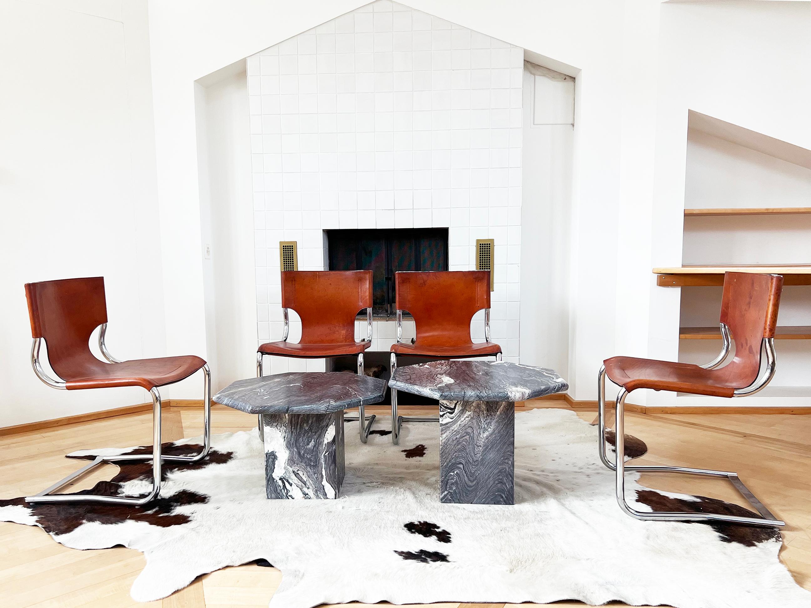 Absolument magnifique paire de tables gigognes en marbre des années 1970, dans un état fantastique et pratiquement inutilisé. 
Elles présentent chacune un plateau de table de forme octogonale et un socle cubique quadrillé.
La partie supérieure se