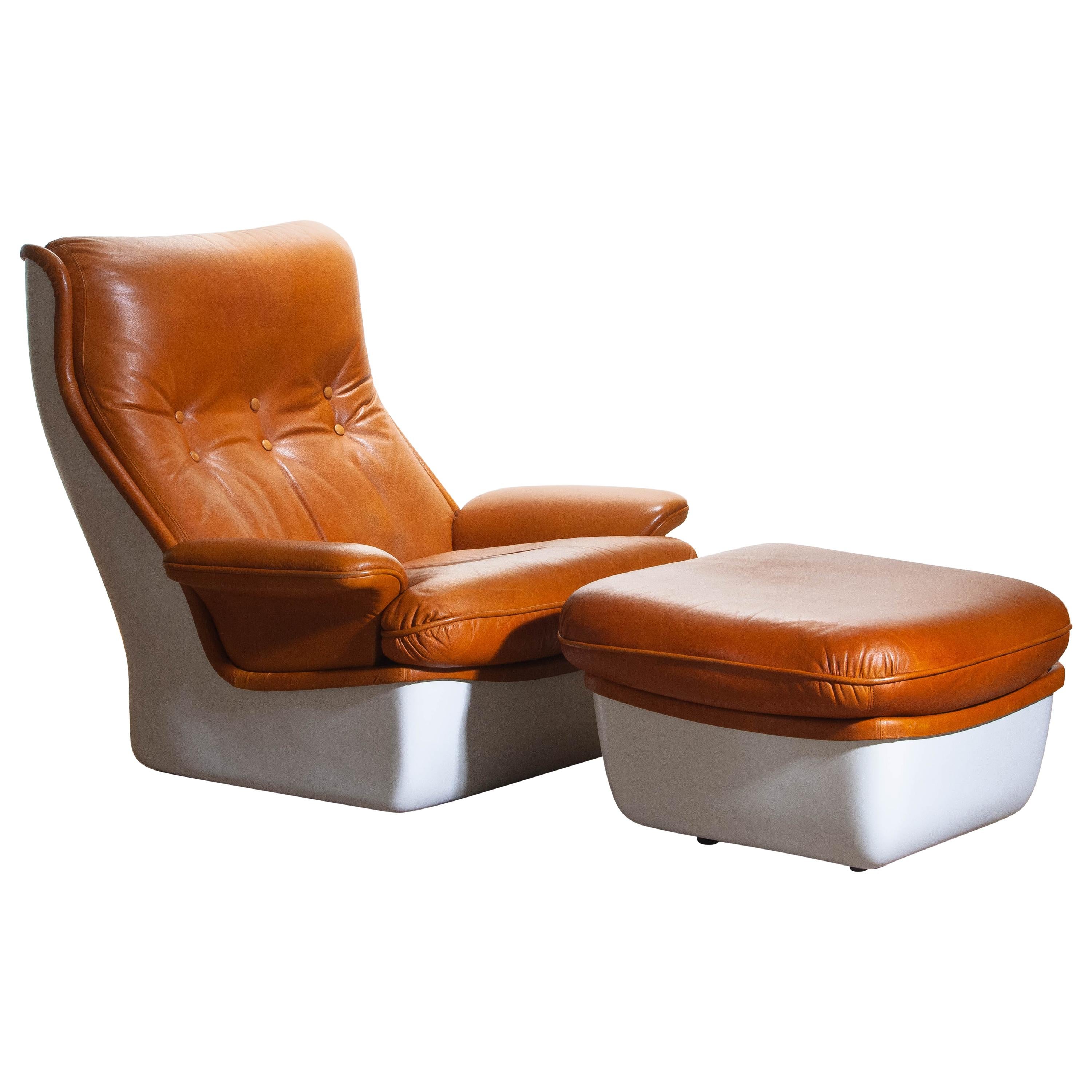 1970, a Classic and beautiful French airborne International lounge chair and ottoman by Marc Held.
The original cognac leather and polychromed fiberglass shell both mounted on ball casters are both in very good condition.