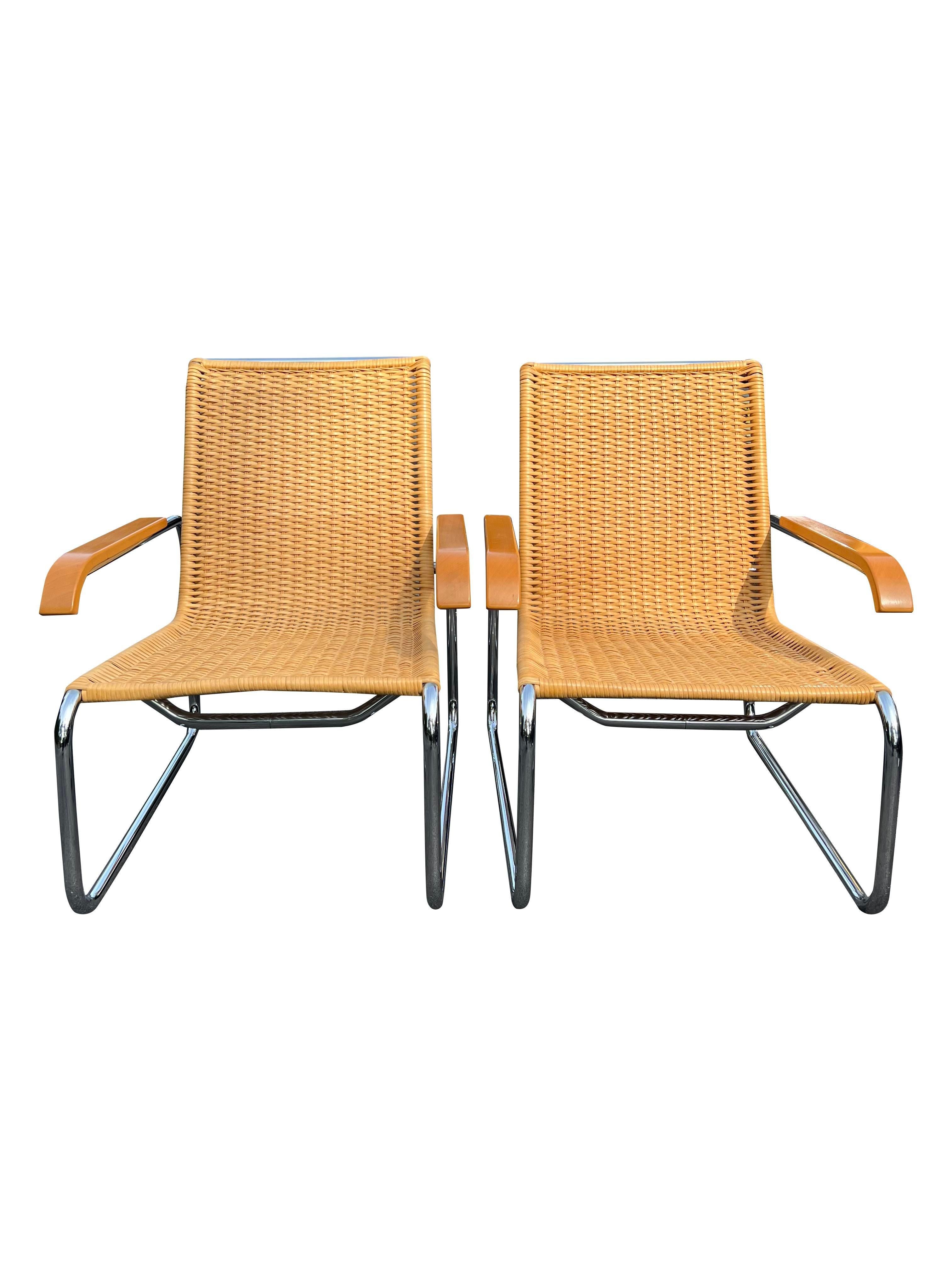 Poltrone in rattan Marcel Breuer B35 vintage

Queste sedie iconiche, progettate dal famoso architetto e designer Marcel Breuer, offrono un mix perfetto di comfort e stile. La struttura in rattan conferisce una sensazione naturale e organica, mentre