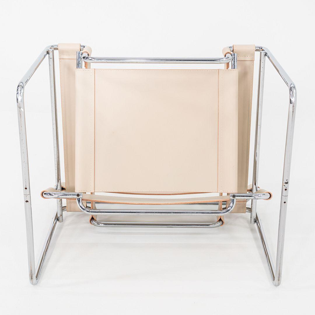 Il s'agit d'une chaise longue Wassily, conçue à l'origine par Marcel Breuer en 1925. Cet exemple a été produit en Italie dans les années 1970 par Gavina, qui a ensuite été rachetée par Knoll. Il s'agit d'un modèle vintage avec des embouts soudés et