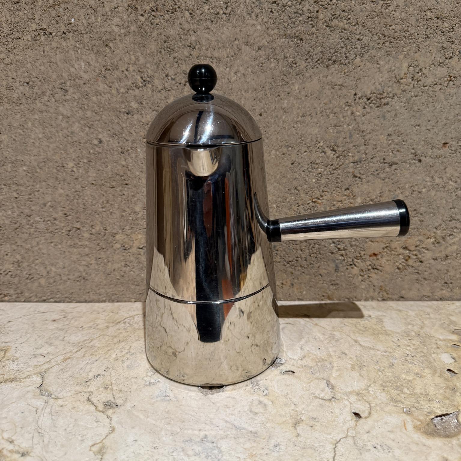 1970 Lavazza Carmencita Moka, caffettiera espresso da piano cottura, Italia
disegnato da Marco Zanuso 1979
8 H. x 4,5 L. x 7,13 D.
Mod Dep 52962/ B/ 79
Prodotto da Balzano Inox 18/10 Italia
Usato d'epoca. Guarnizione mancante. Ha bisogno di una