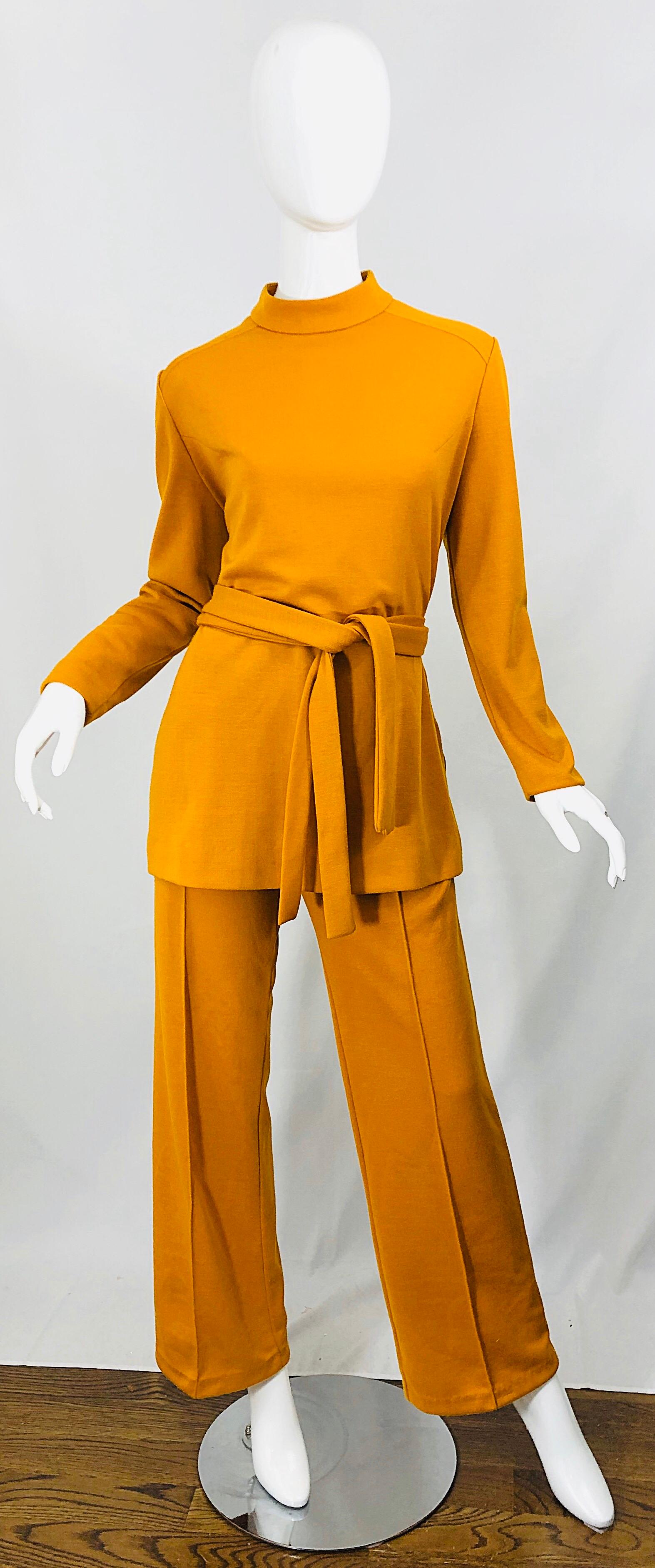 Giallo 1970s Marigold Mustard Yellow Quattro pezzi Vintage 70s Knit Shirt + Pants + Belt in vendita