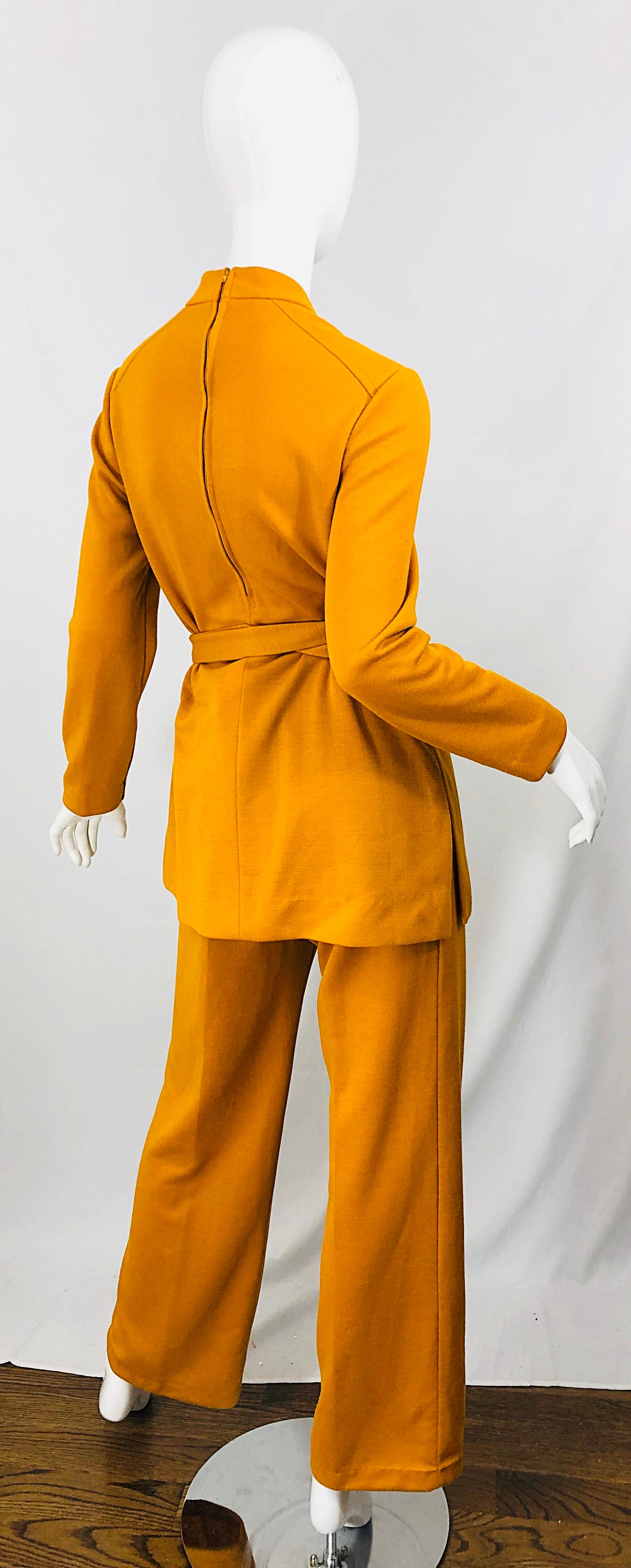 1970er Marigold Senfgelbes Vierteiliges Vintage 70er Jahre Strickhemd + Hose + Gürtel im Zustand „Hervorragend“ im Angebot in San Diego, CA
