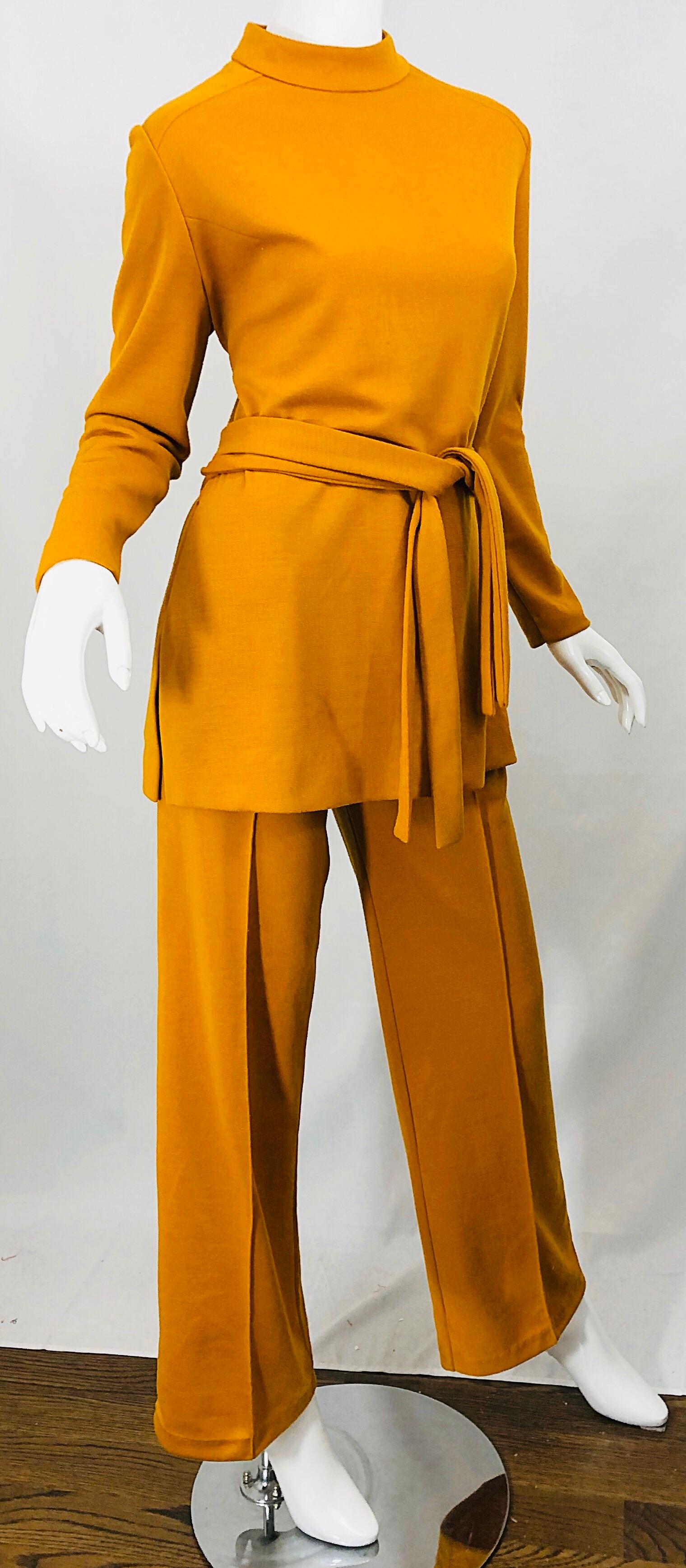 1970er Marigold Senfgelbes Vierteiliges Vintage 70er Jahre Strickhemd + Hose + Gürtel Damen im Angebot