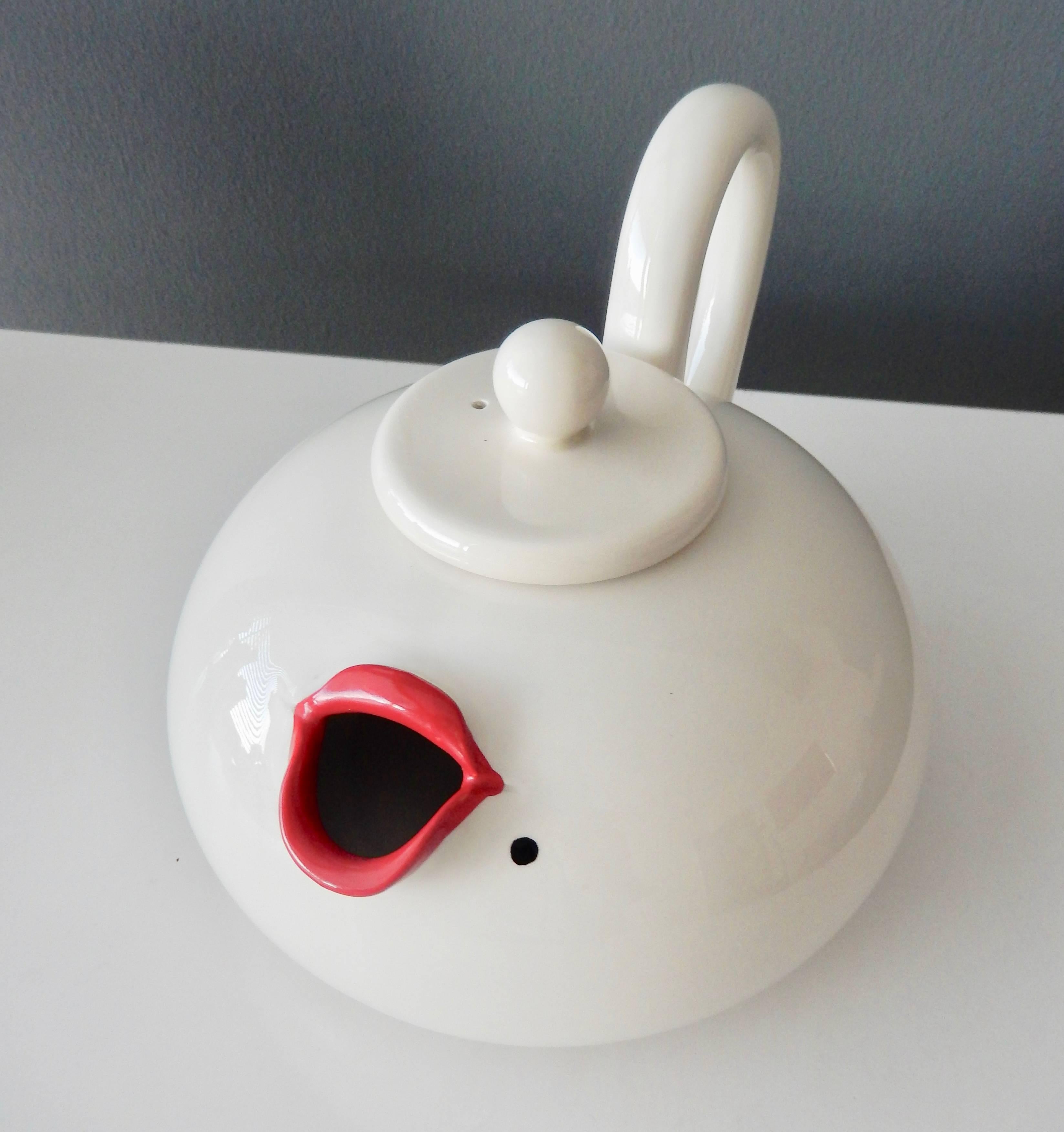 A novelty ceramic teapot designed by Fitz and Floyd that alludes to Marilyn Monroe's lips, complete with beauty mark. A witty, innovative design and a great example of Pop Art from the 1970s. In excellent condition. Incised mark and dated. Original