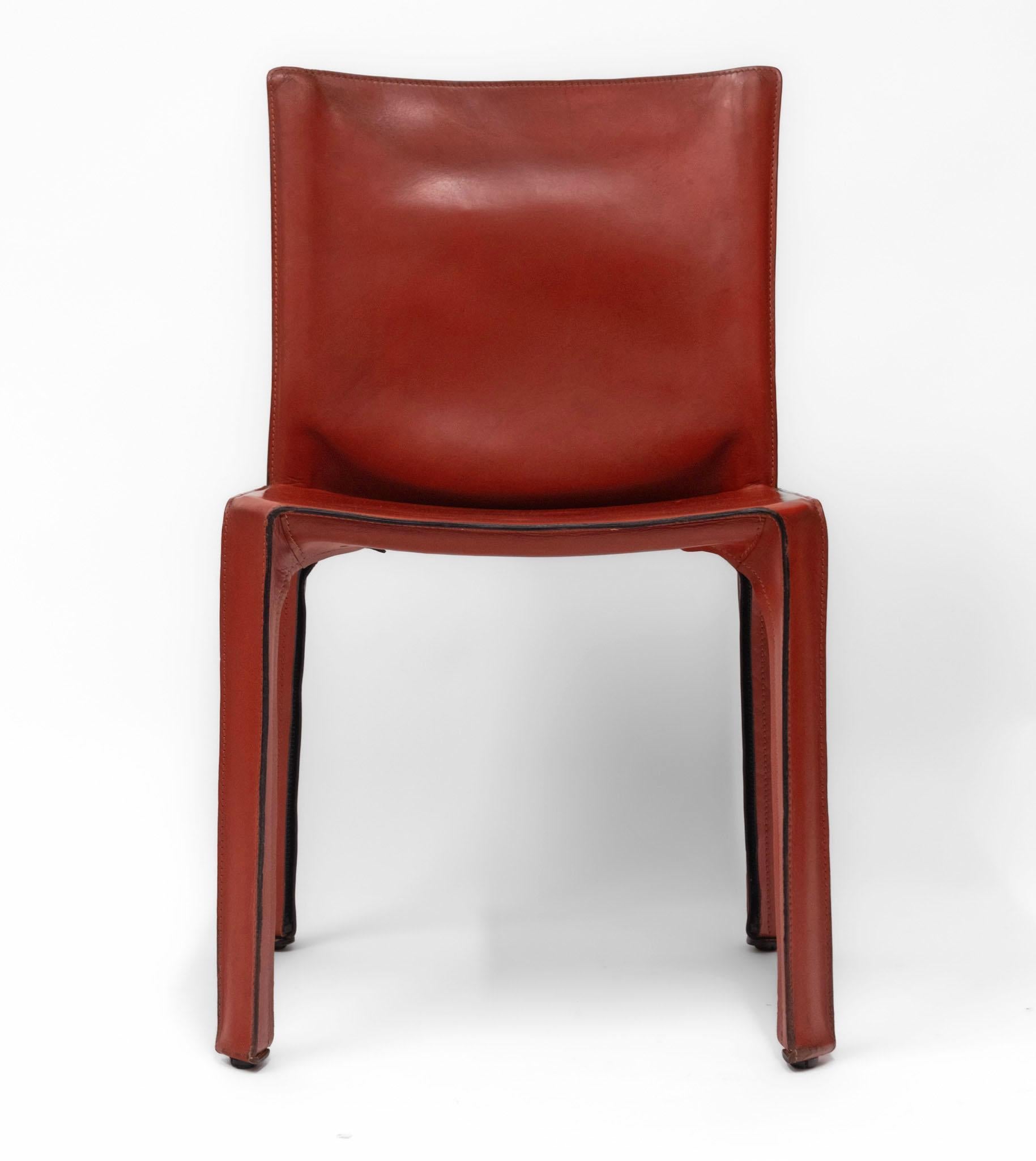 
Vintage Satz von sechs Mario Bellini für Cassina Sattelleder Kabinenstühle. Modell 412. Mit dem Label Cassina. Entworfen im Jahr 1977. CIRCA Ende der 1970er Jahre - frühe Exemplare mit dem Papieretikett des Herstellers. 

Skulpturaler Minimalismus