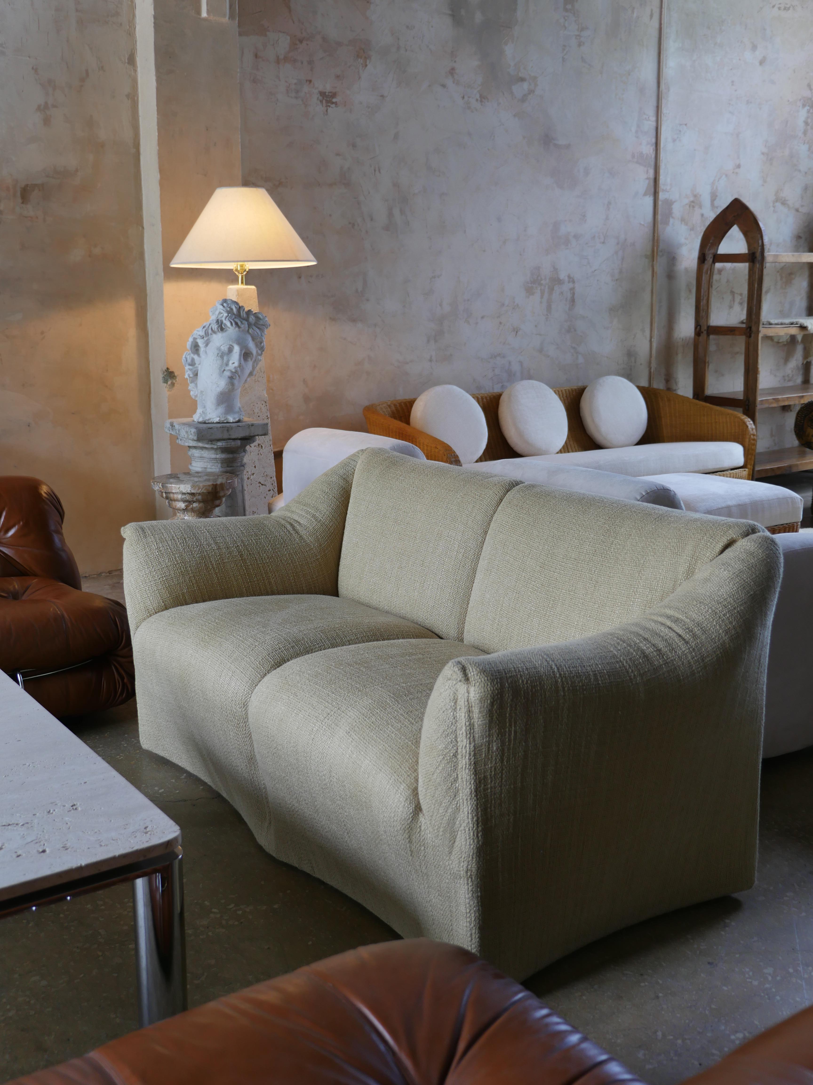 Buscas una pieza llamativa que sea tan elegante como cómoda? Echa un vistazo a nuestro loveseat Mario Bellini for Cassina Tentazione de los años 70, con un lujoso tapizado de lino de la conocida marca textil Elitis. Esta impresionante pieza es un