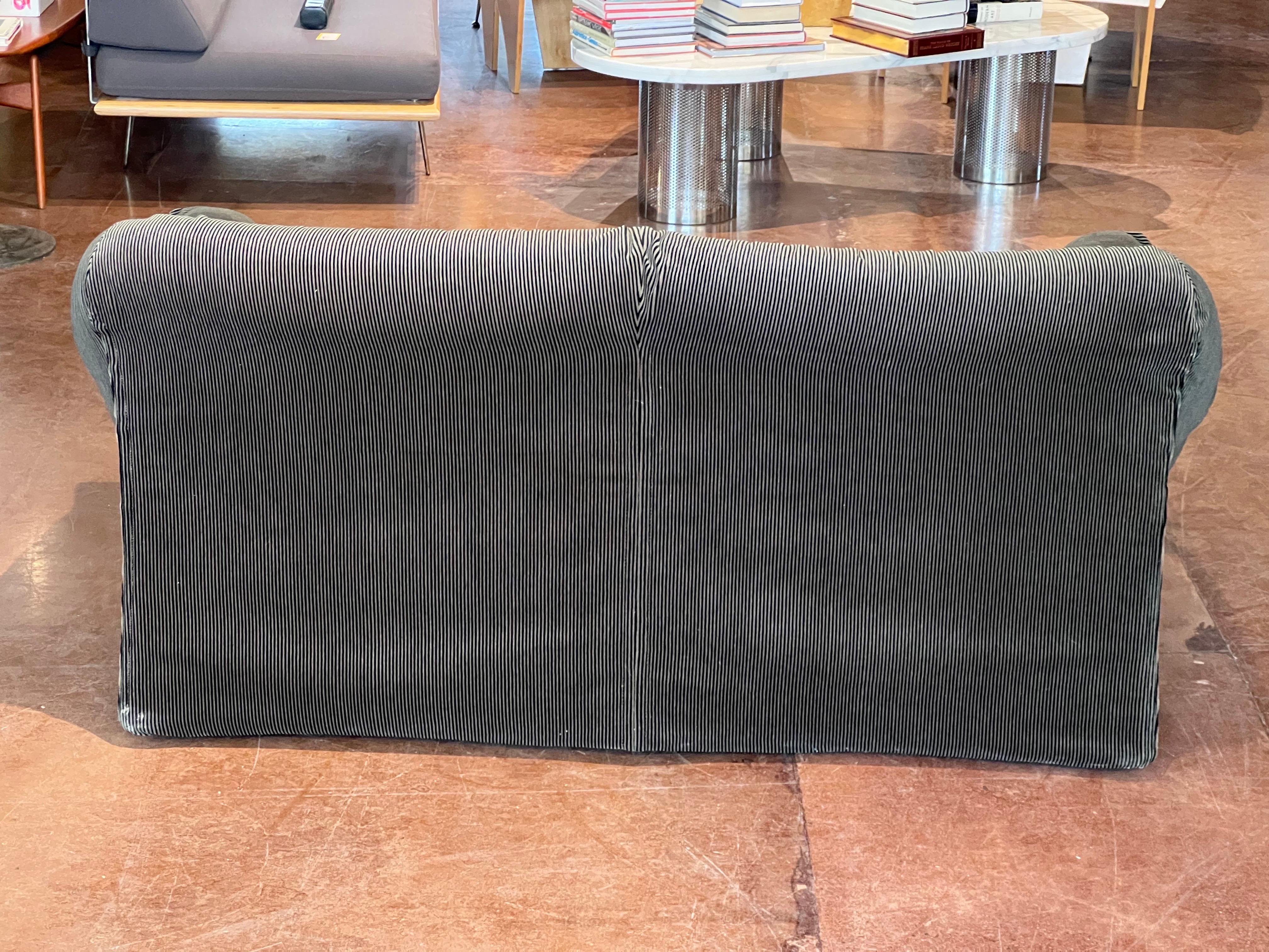 This stunning 1970s Tentazione sofa, designed by the renowned Mario Bellini for Cassina, is a perfect blend of Italian craftsmanship and modern design. Measuring 61 inches wide, 30 inches deep, and 29 inches tall, with a seat height of 15.5 inches,