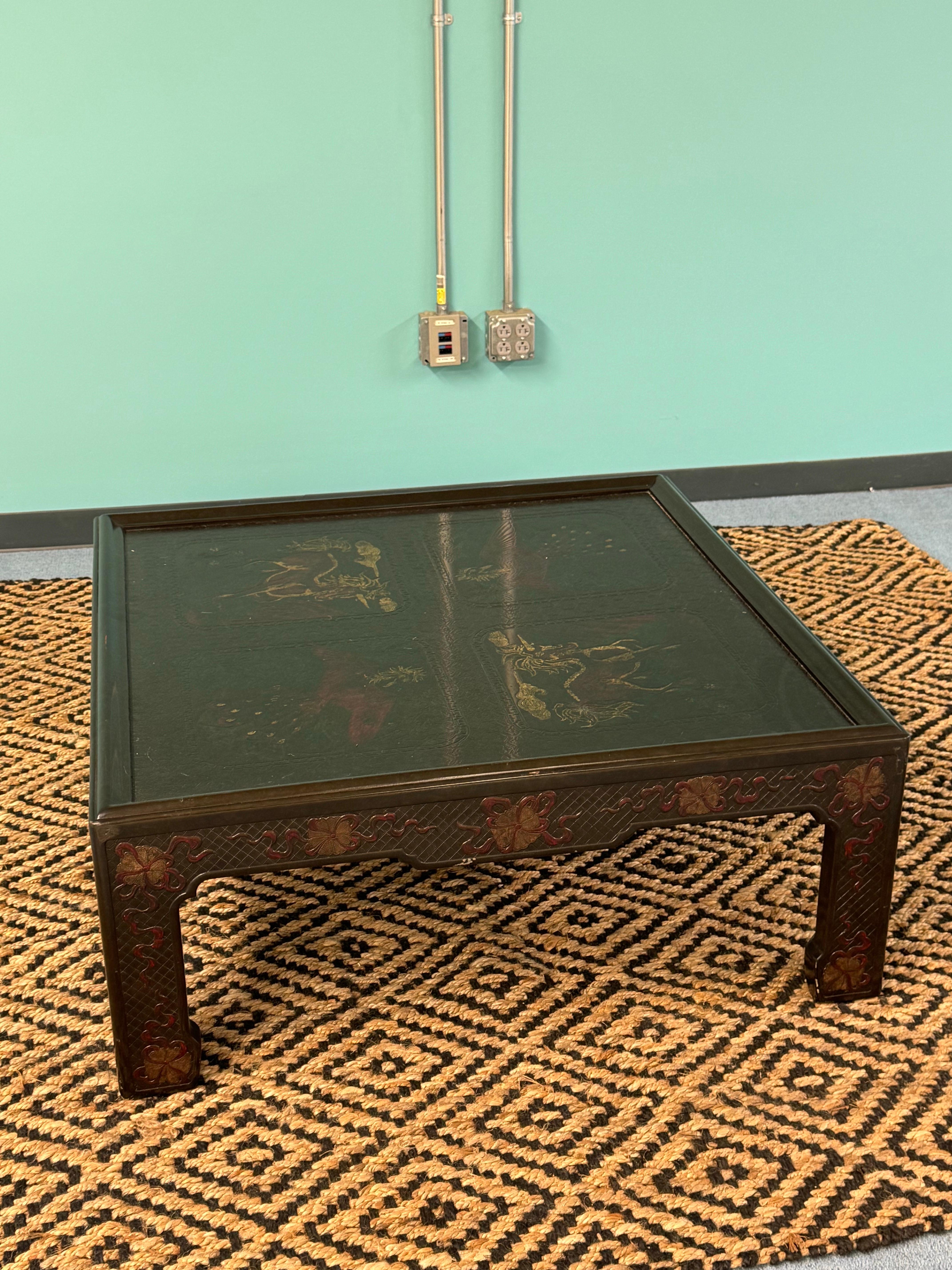 Einer der schönsten, die ich je gesehen habe, ein von Mario Buatta entworfener Chinoiserie-Cocktailtisch von John Widdicomb. Eines der bekanntesten Stücke aus dieser Collection'S.  Faux Schildpatt Finish mit detaillierten eingeschnittenen