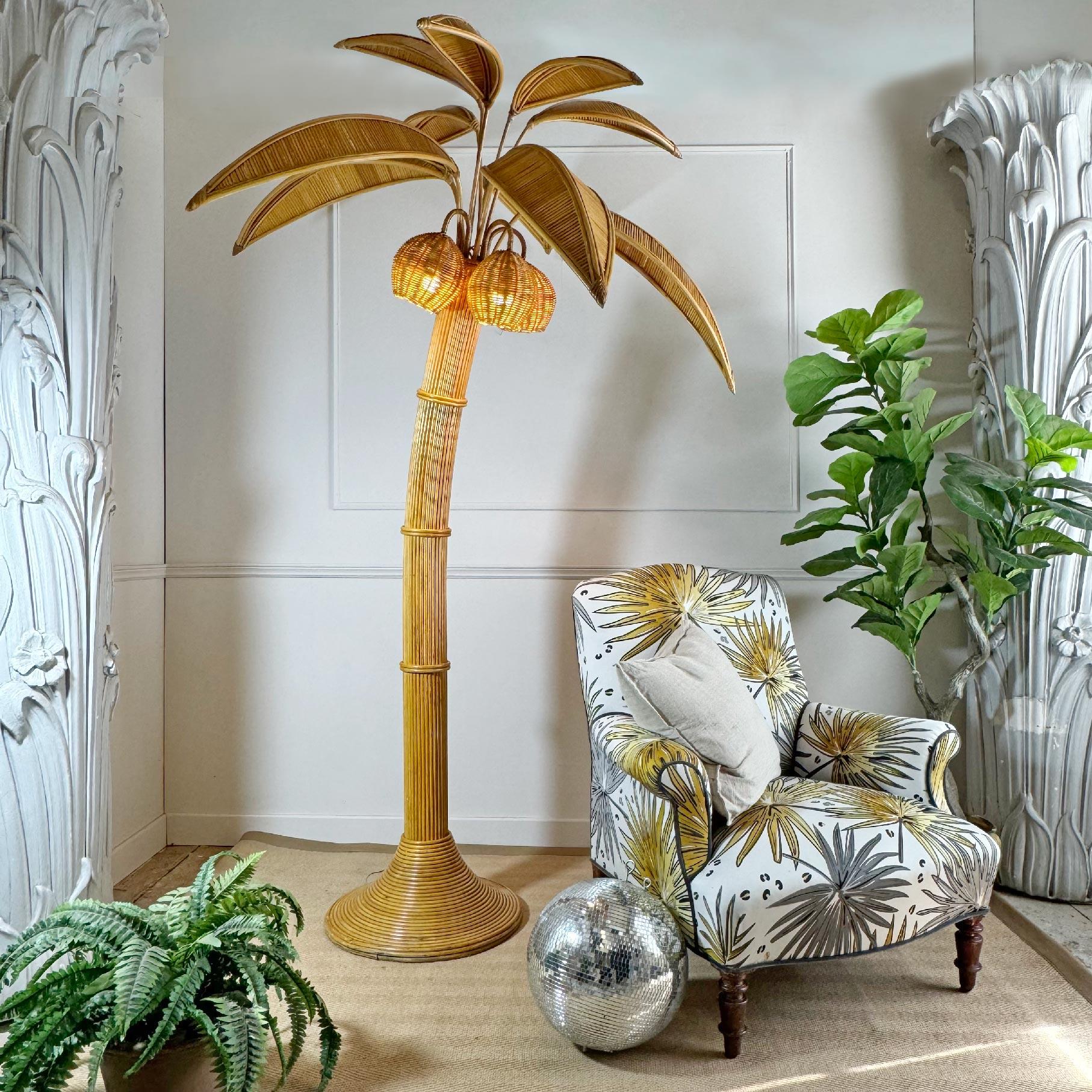 Lampada da terra con palma in rattan francese in stile Mario Lopez Torres del 1970 in vendita 2