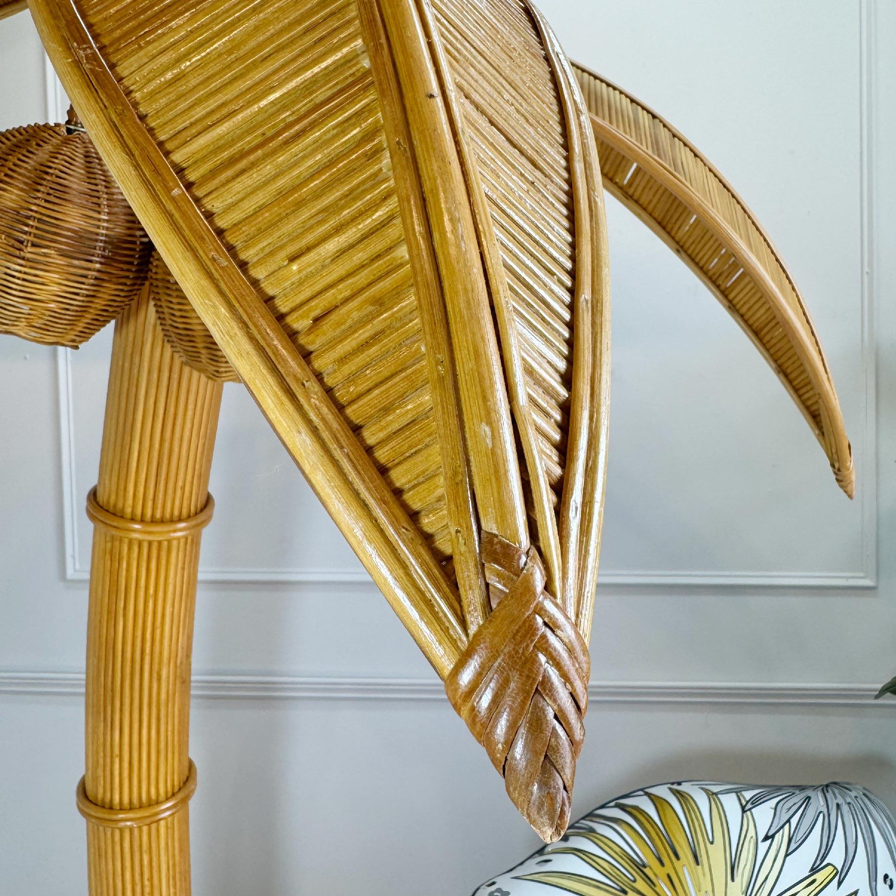 Bohémien Lampada da terra con palma in rattan francese in stile Mario Lopez Torres del 1970 in vendita