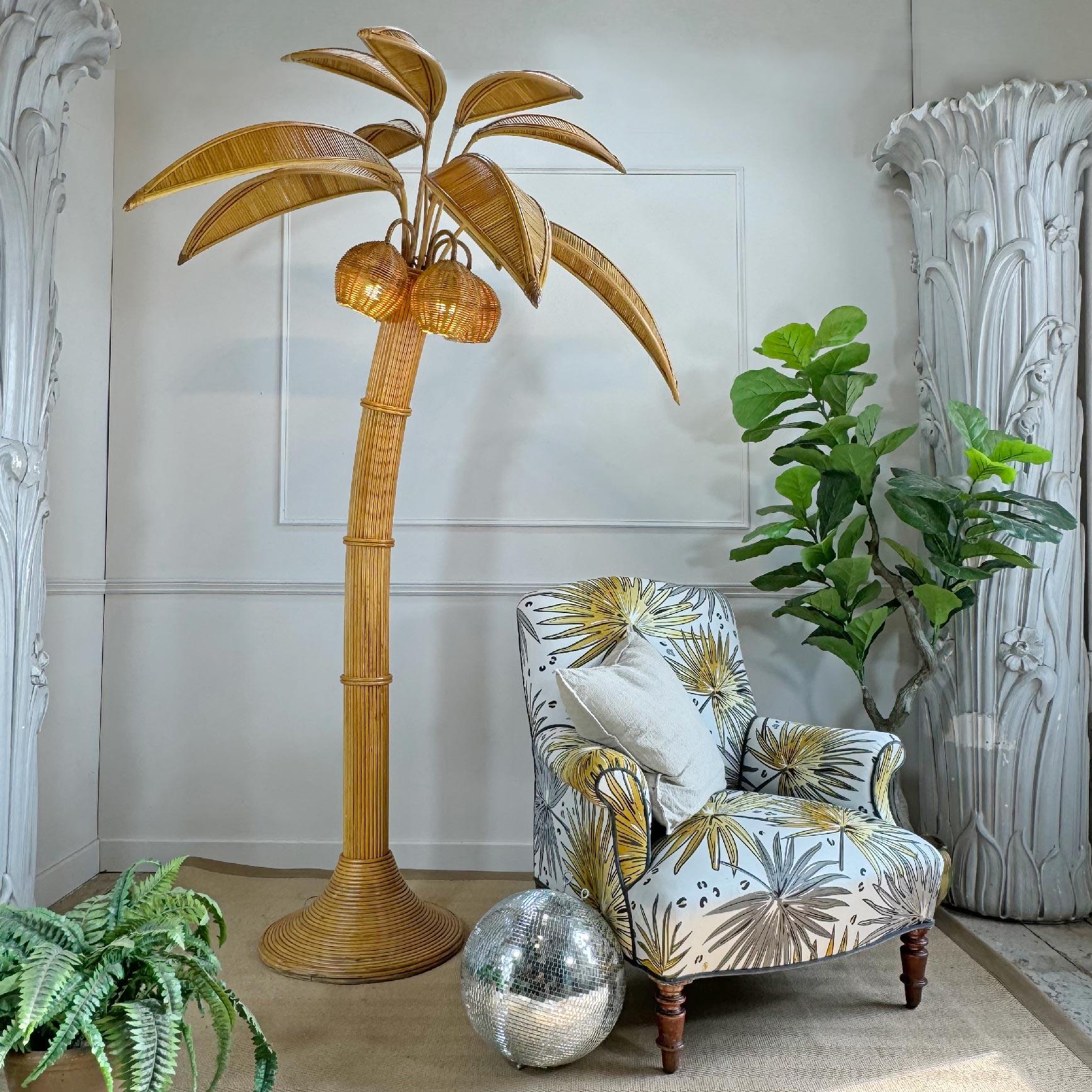Fatto a mano Lampada da terra con palma in rattan francese in stile Mario Lopez Torres del 1970 in vendita
