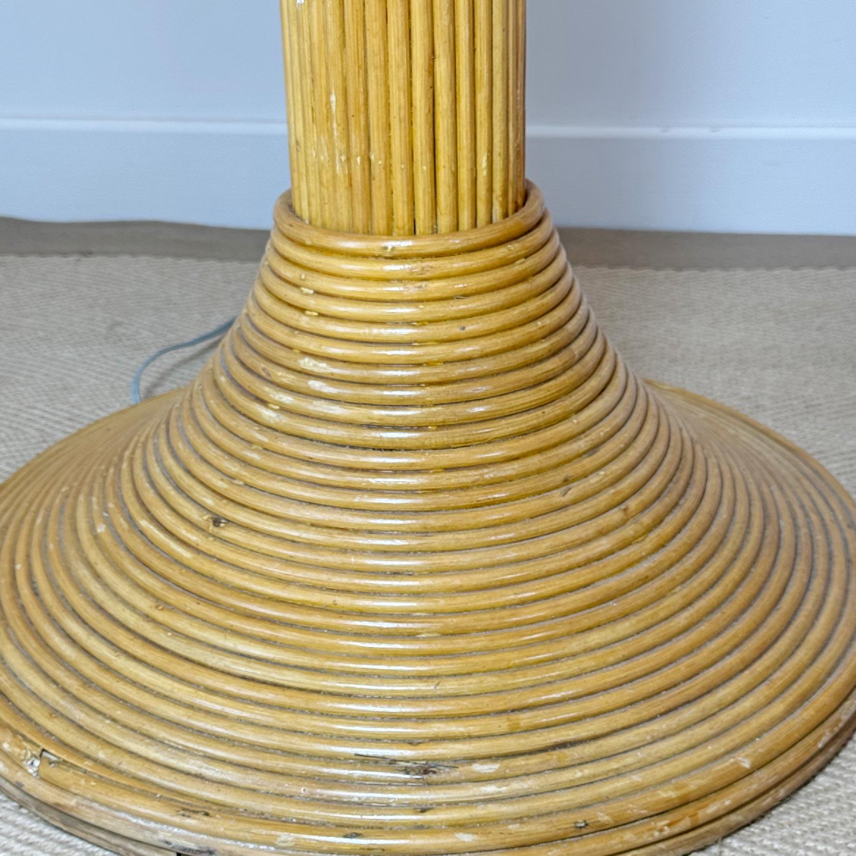 Lampada da terra con palma in rattan francese in stile Mario Lopez Torres del 1970 In condizioni buone in vendita a Hastings, GB