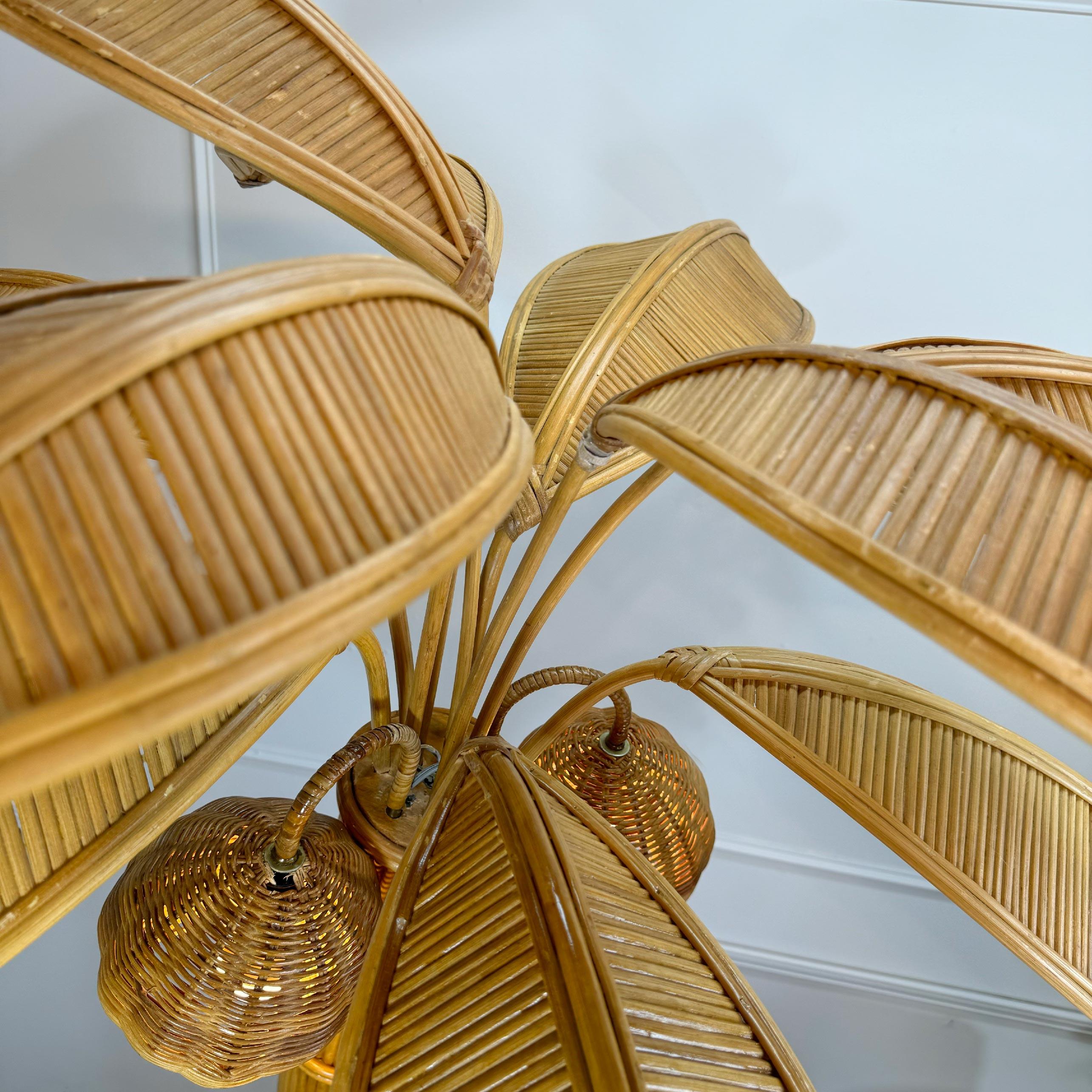 XX secolo Lampada da terra con palma in rattan francese in stile Mario Lopez Torres del 1970 in vendita