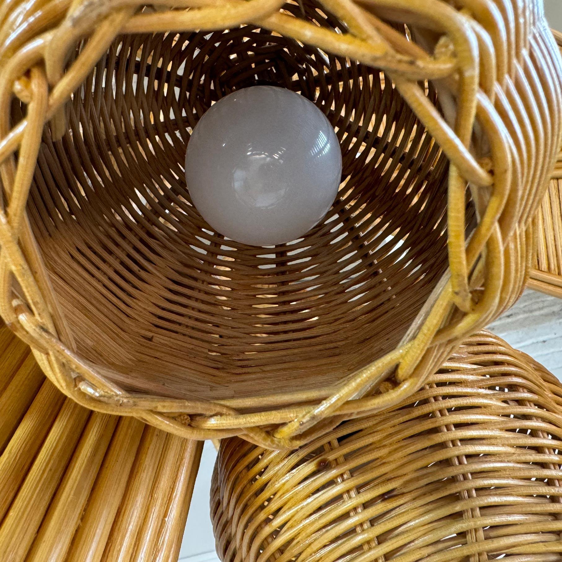 Bambù Lampada da terra con palma in rattan francese in stile Mario Lopez Torres del 1970 in vendita