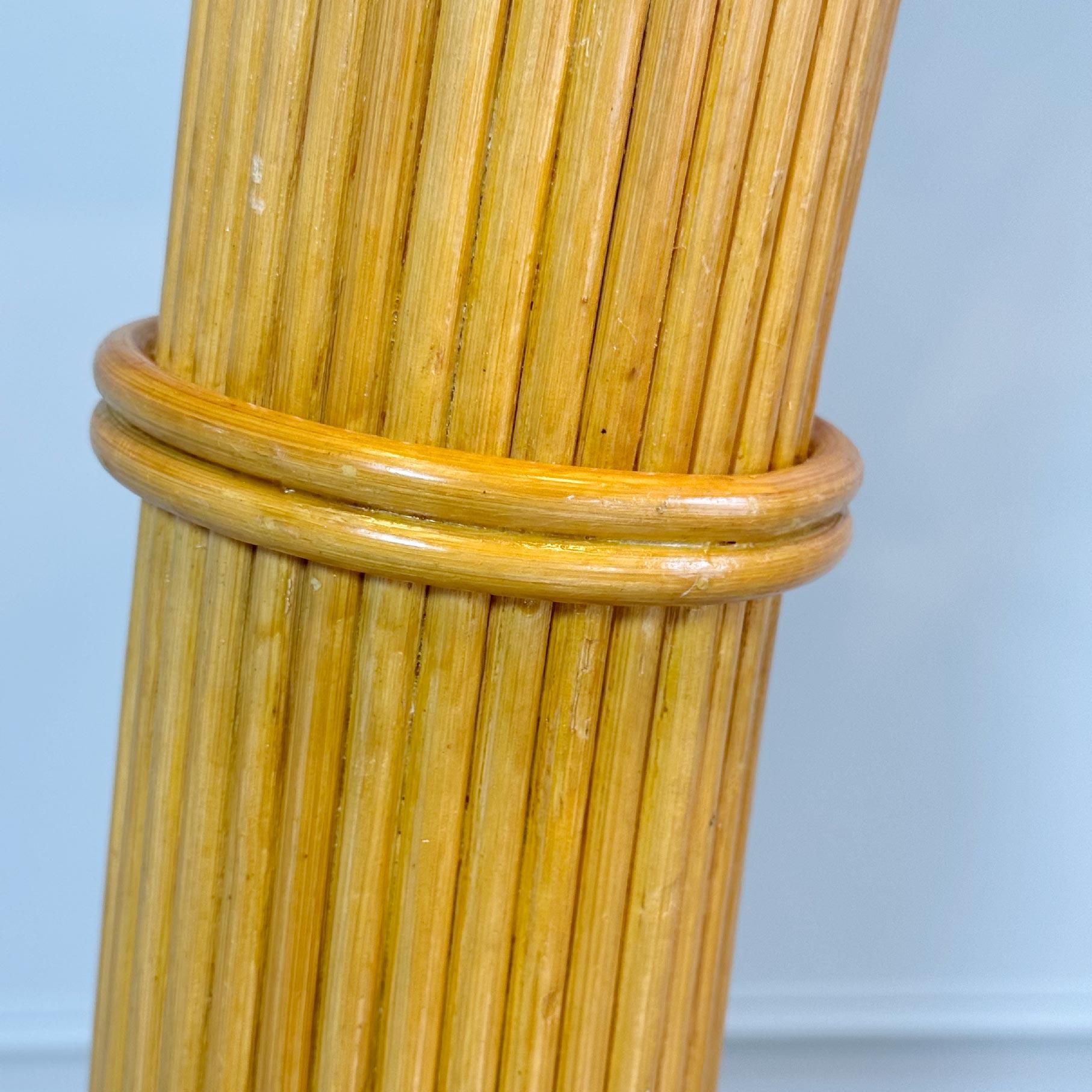 Lampada da terra con palma in rattan francese in stile Mario Lopez Torres del 1970 in vendita 1