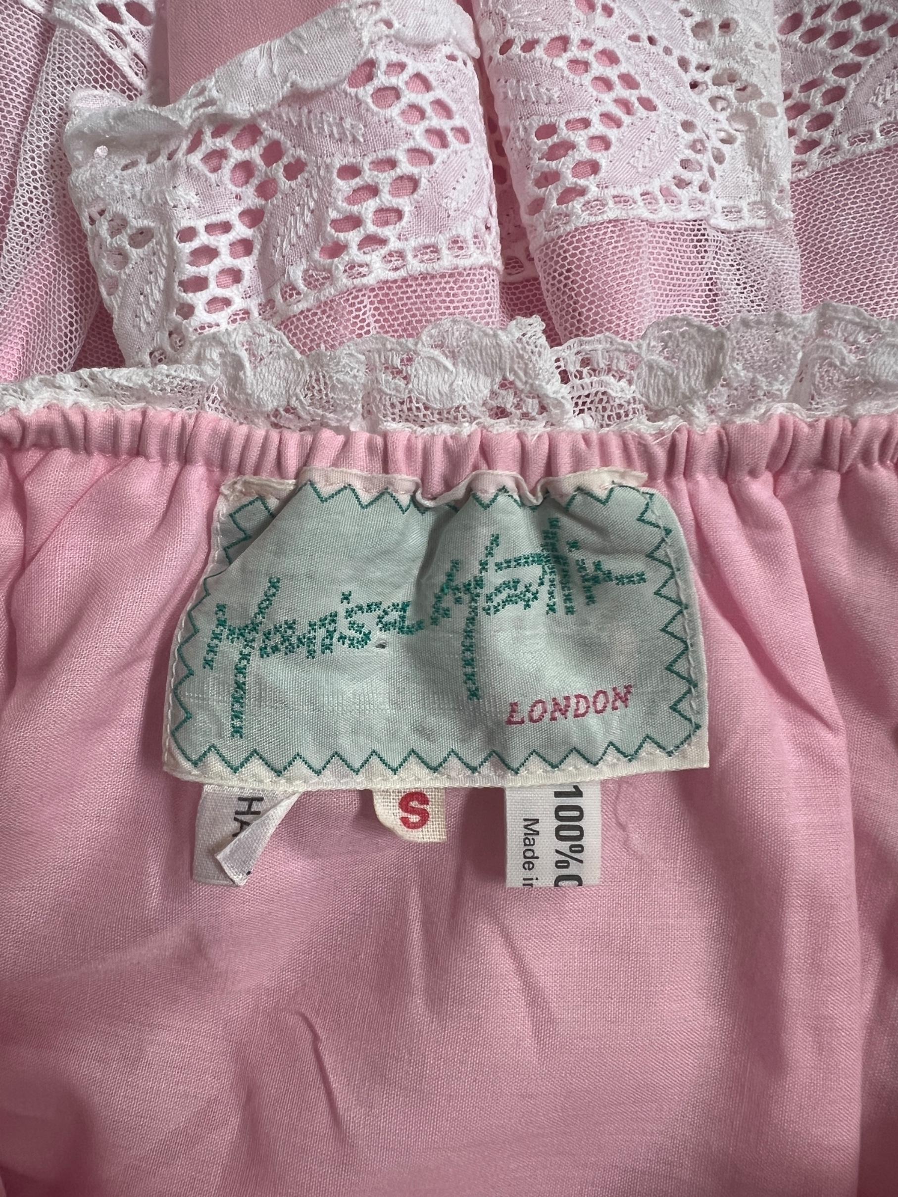 Donna Camicetta con volant in pizzo bianco e rosa di Marisa Martin del 1970 in vendita