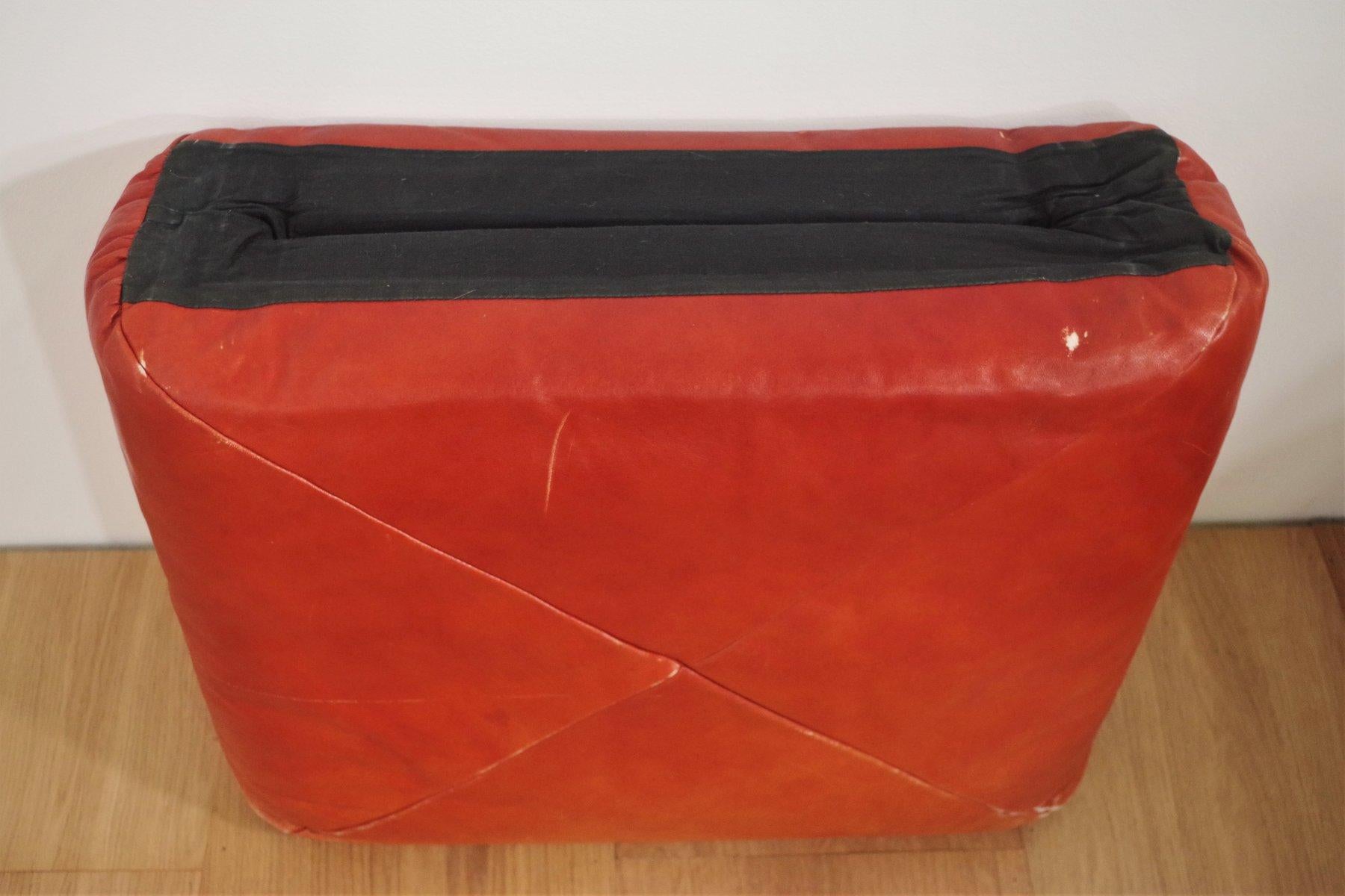 1970s Marius & Marius Sofá de cuero y puf por Mario Marenco para Arflex - Juego de 3
Raro juego de asientos vintage diseñado por Mario Marenco para Arflex en la década de 1970, que incluye dos sofás lujosamente acolchados y un puf a juego de la