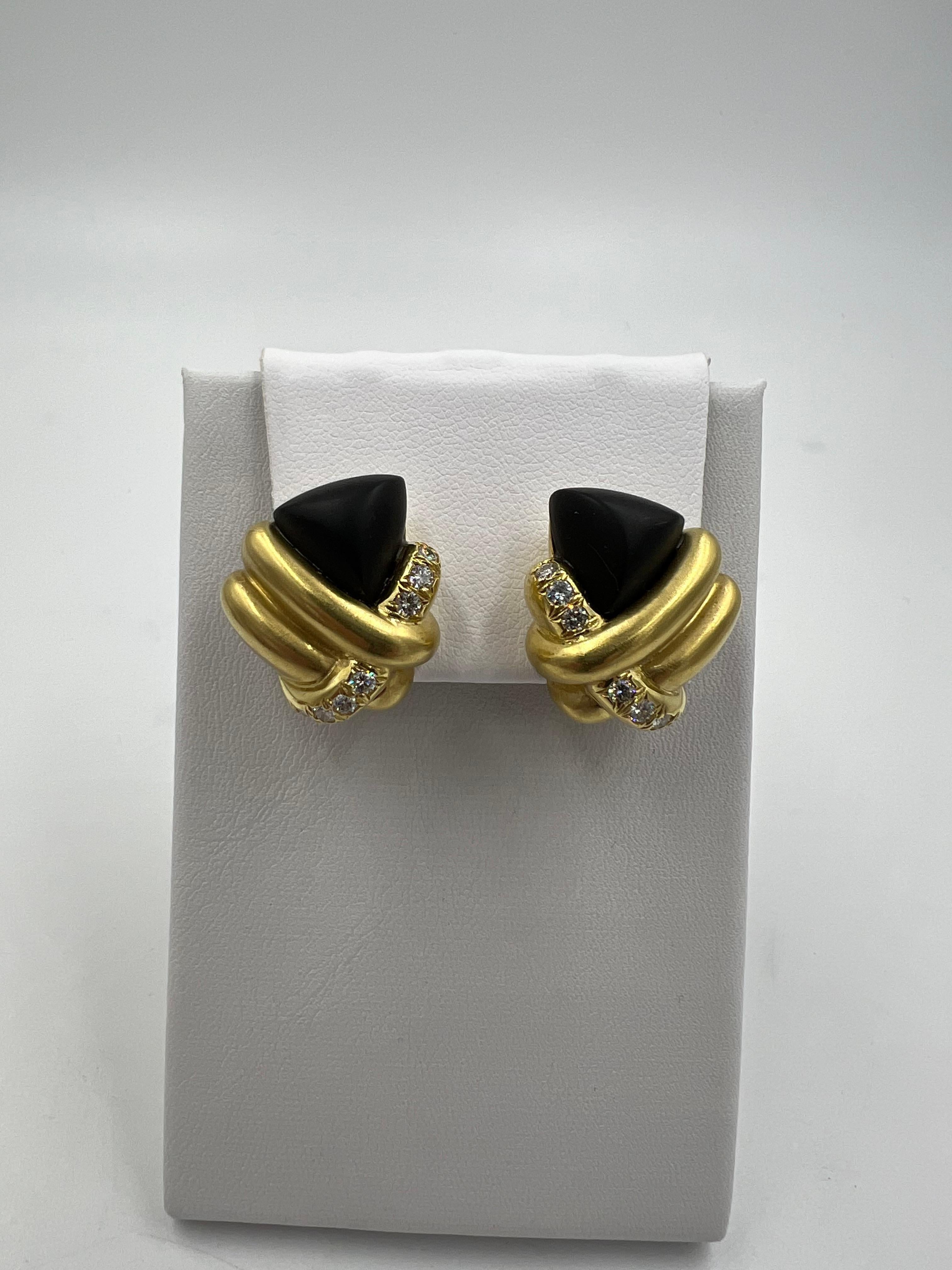 1970er Jahre Marlene Stowe matte Onyx und Diamant 18k Gelbgold Clip-on Ohrringe.

Die 1970er Jahre markieren eine bedeutende Ära im Schmuckdesign, die sich durch eine kühne Ästhetik und innovative Materialien auszeichnet. Zu den bemerkenswerten