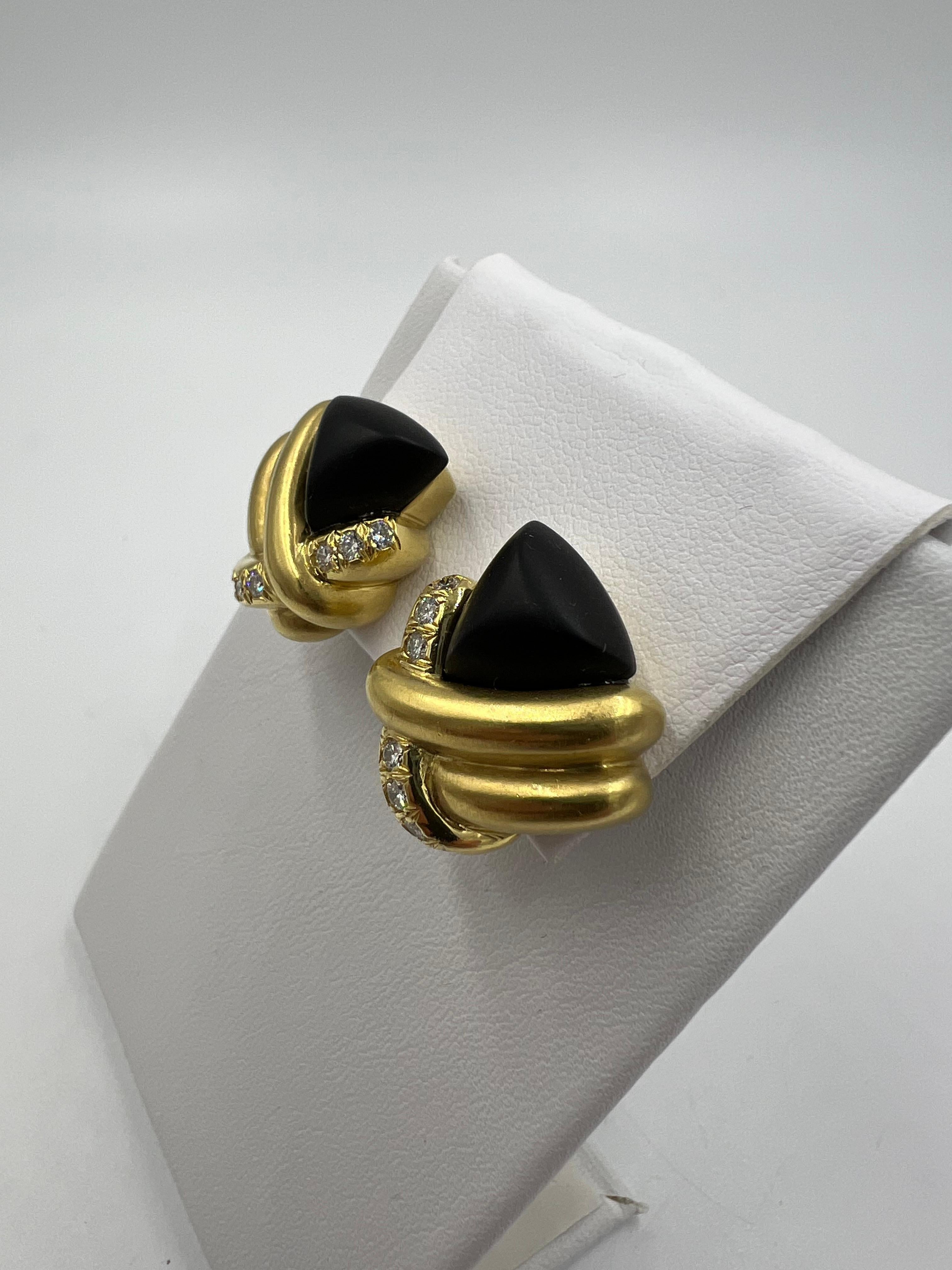 1970er Jahre Marlene Stowe Matter Onyx Diamant 18k Gelbgold Clip-On-Ohrringe (Gemischter Schliff) im Angebot