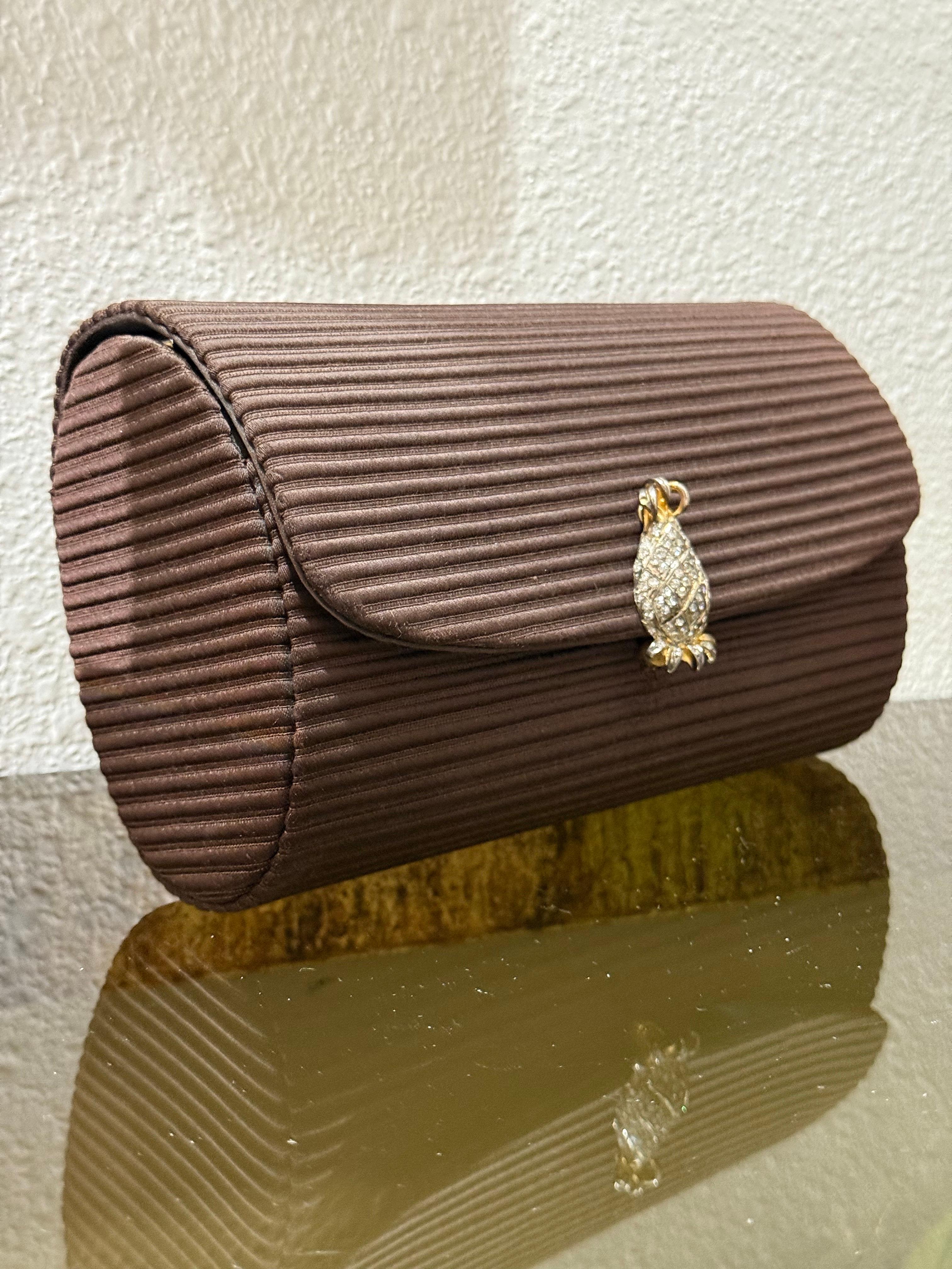 1970er Martin Van Schaak Chocolate Ribbed Silk Faille Barrel Clutch w Pineapple :  Ein schöner, ungewöhnlicher Stoff aus einer sehr breitmaschigen, gerippten Seide, gefüttert mit Taft.  Diese tonnenförmige Abendtasche hat die perfekte Größe, um als