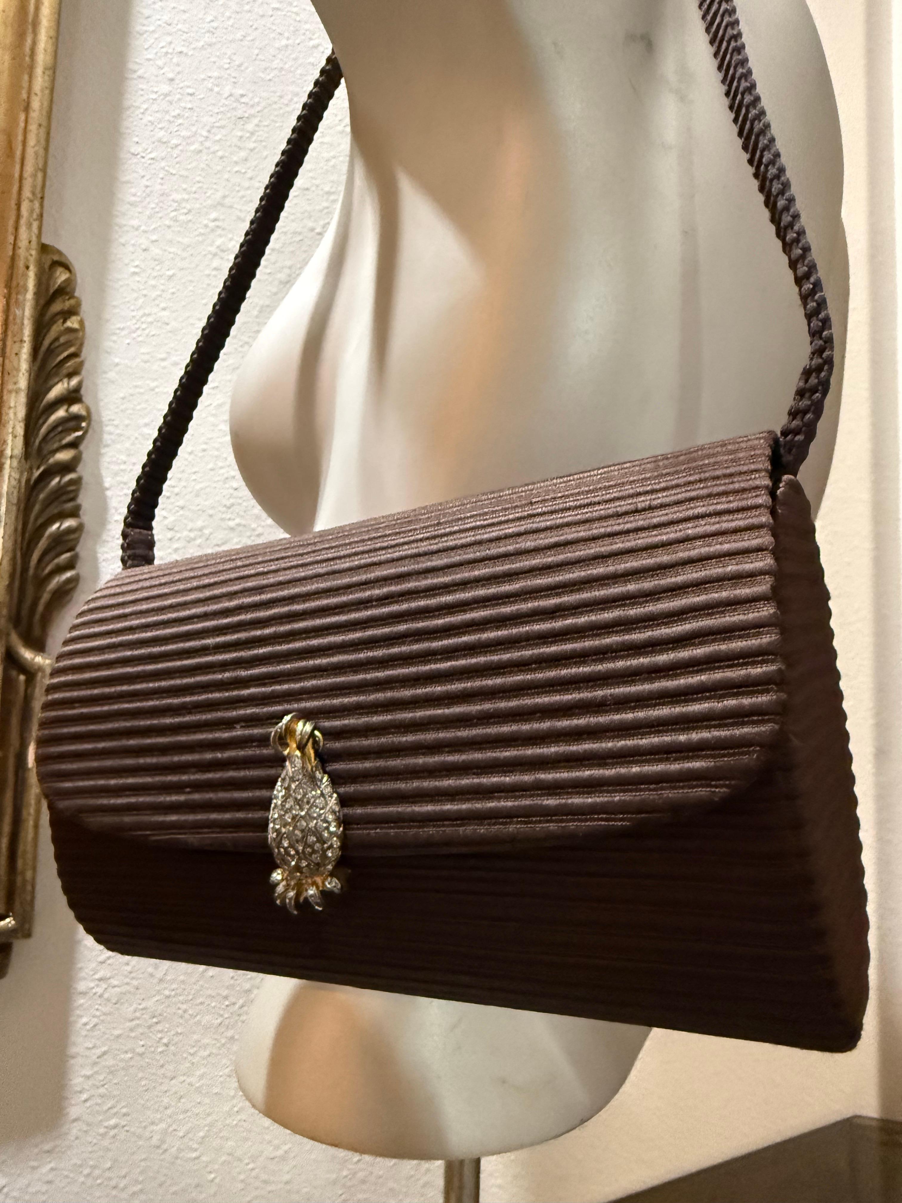 1970er Martin van Schaak Fass-Clutch aus gerippter Seidenfaille mit Ananas in Schokolade (Schwarz) im Angebot