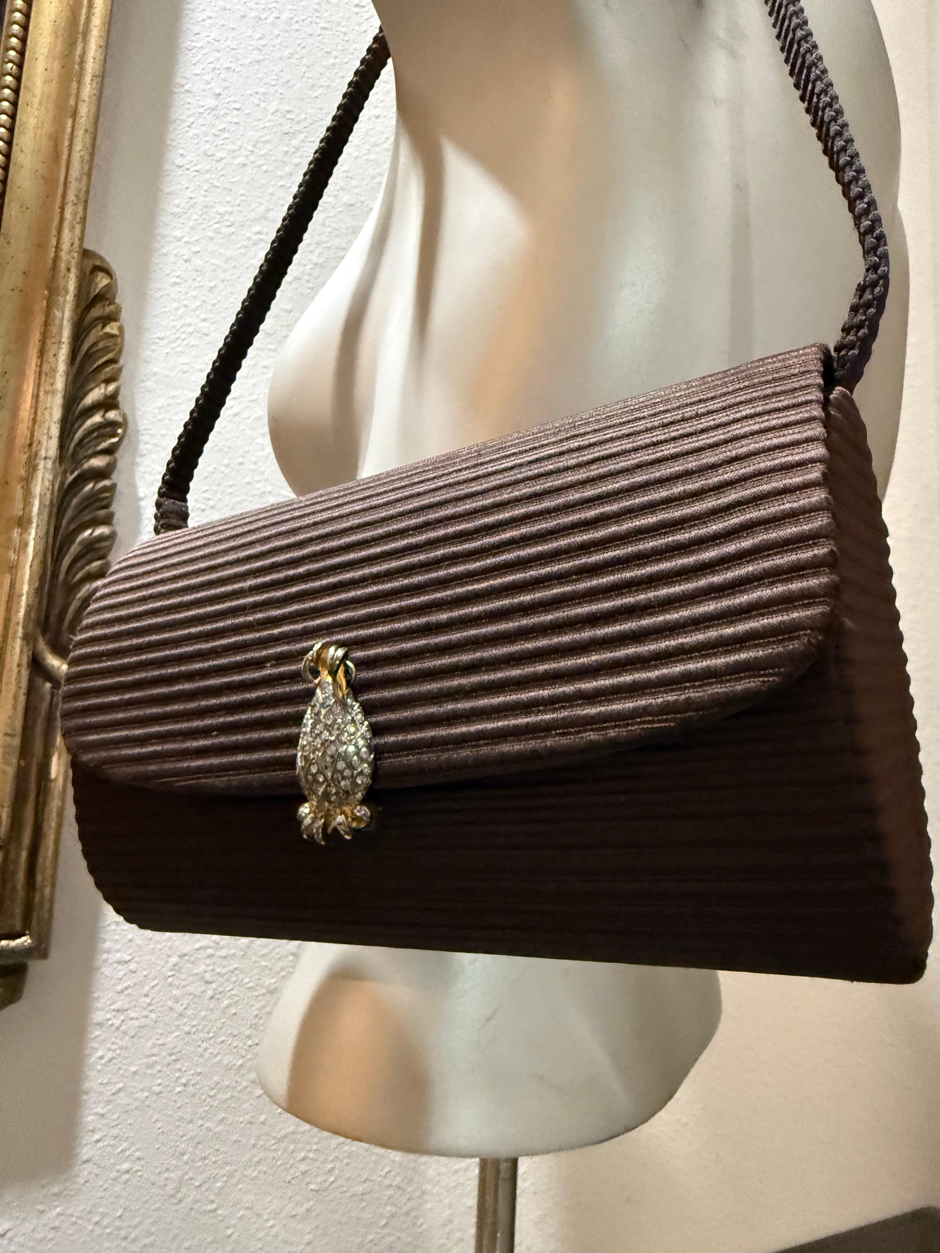 1970er Martin van Schaak Fass-Clutch aus gerippter Seidenfaille mit Ananas in Schokolade im Angebot 1